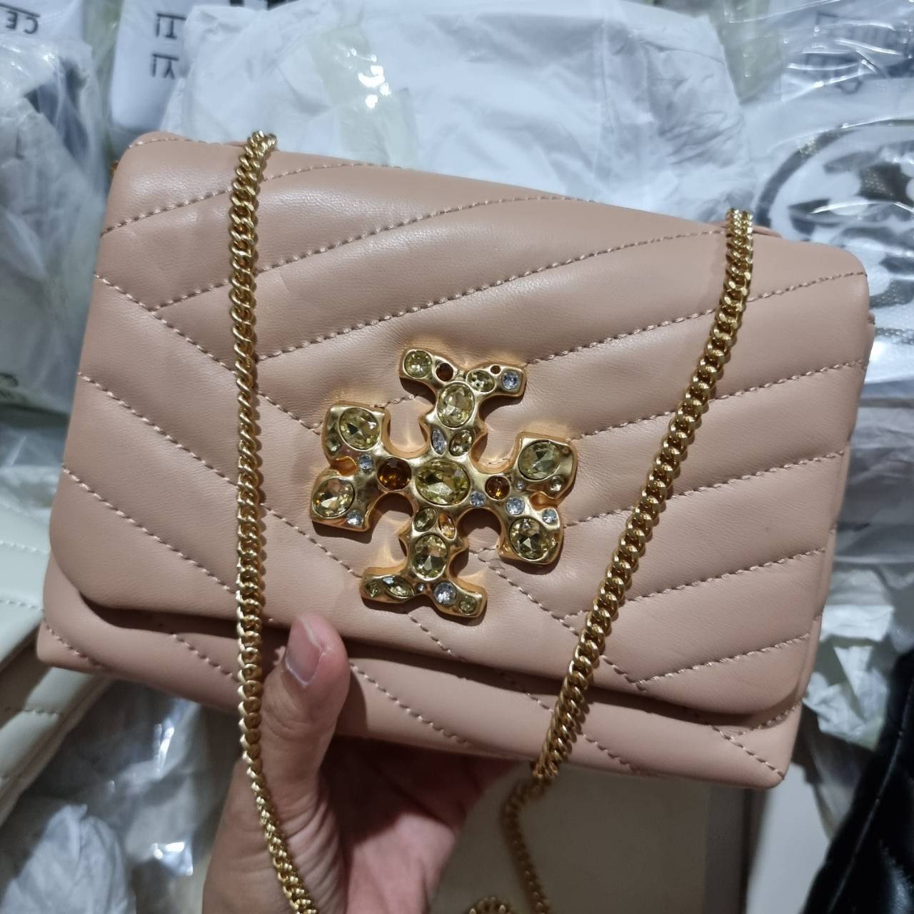TORY BURCH KIRA CHEVRON EMBELLISHED LOGO MINI BAG ตามคำเรียกร้องจ้า!! ไซส์มินิ สะดวกใช้ พกพาง่าย สไตล์คุณหนู!! กระเป๋าสะพายข้าง ดีไซน์ทรงคลาสสิค โดดเด่นด้วยโลโก้ดีไซน์ประดับเม็ดสี เพิ่มมูลค่าและดึงดูดสายตามากขึ้น วัสดุหนังแกะ สัมผัสนิ่มมือ เปิด-ปิดด้วยกระ