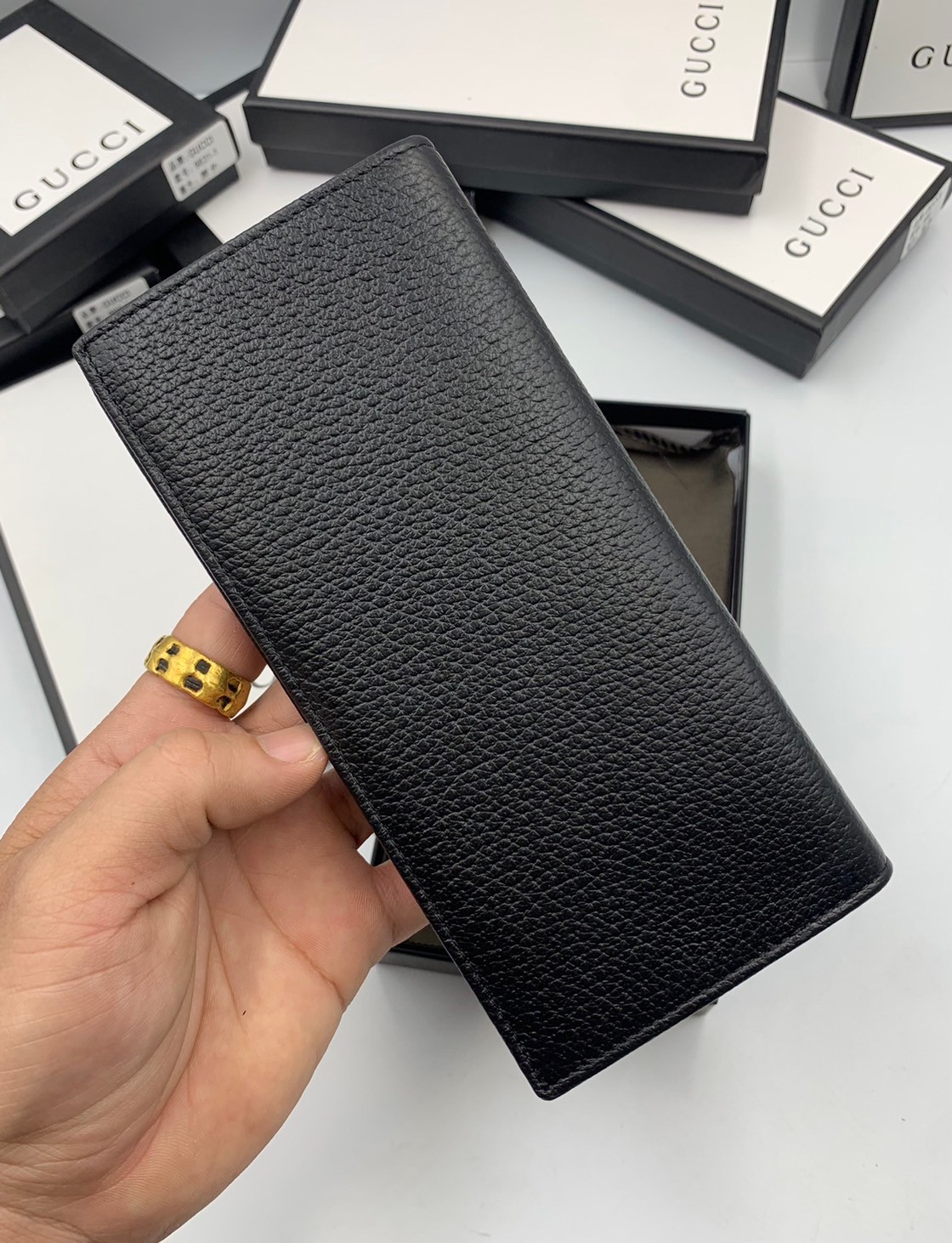 GUCCI MEN WALLET / GUCCI LONG WALLET / GUCCI WALLET กระเป๋าสตางค์ใบยาวผู้ชาย งานหนังแท้ ผสมผสานความสง่างามและคลาสสิกที่เข้ากับยุคสมัย ด้านหน้าโดดเด่นด้วยซิกเนเจอร์แบรนด์ เป็นอีกหนึ่งรุ่นที่ดาราเชเลปใช้กันเยอะมาก พร้อมส่งที่ไทย ภาพสินค้าถ่ายจากงานขายจริง ใ