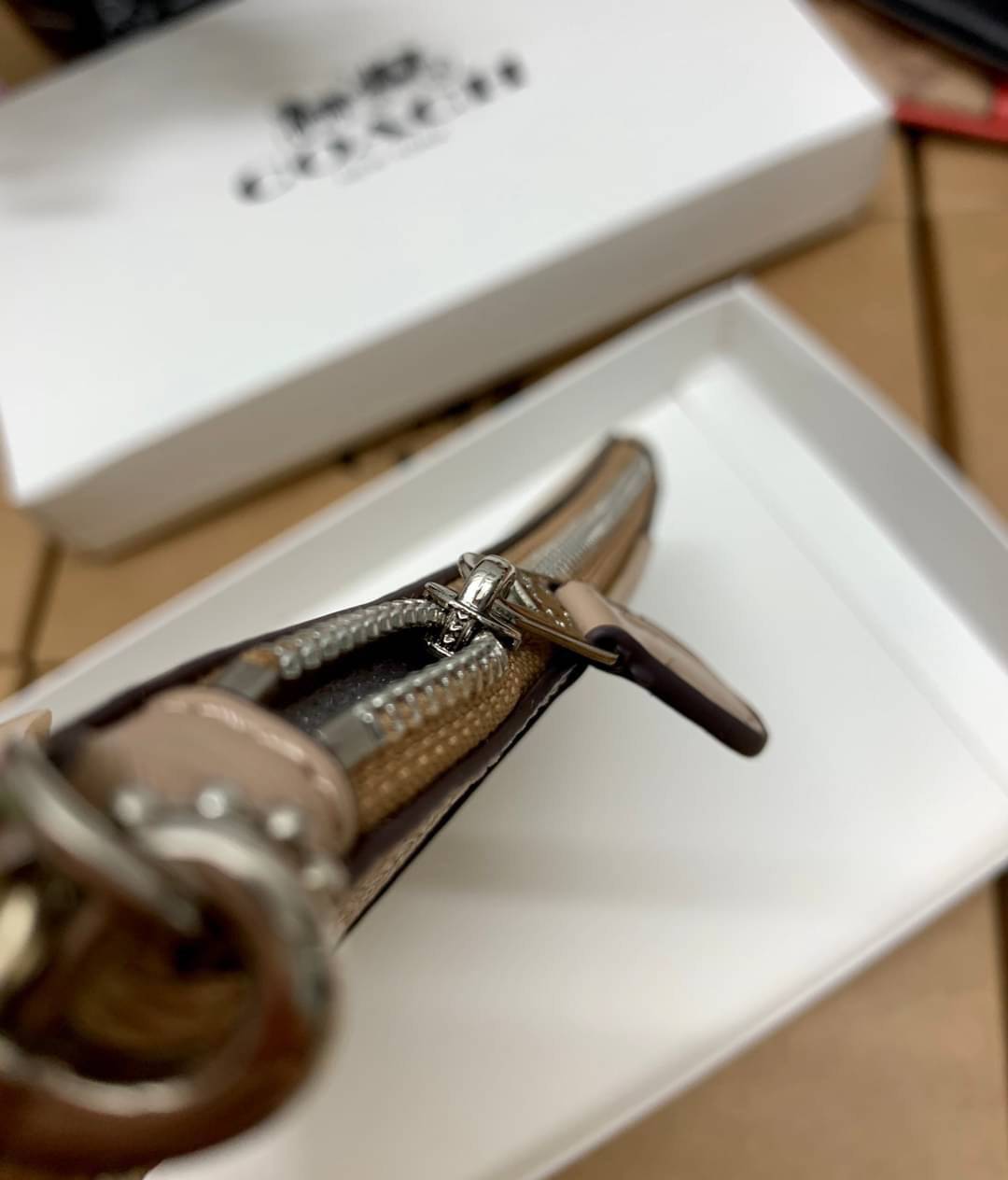 ORI COACH SMALL WRISTLET IN COLORBLOCK SIGNATURE ((32445)) ✔️กระเป๋าคล้องมือ วัสดหนัง pvc อย่างดี ลายซิกเนเจอร์ ตัดขอบสีตรงกลางสวยงามมากๆค่ะ