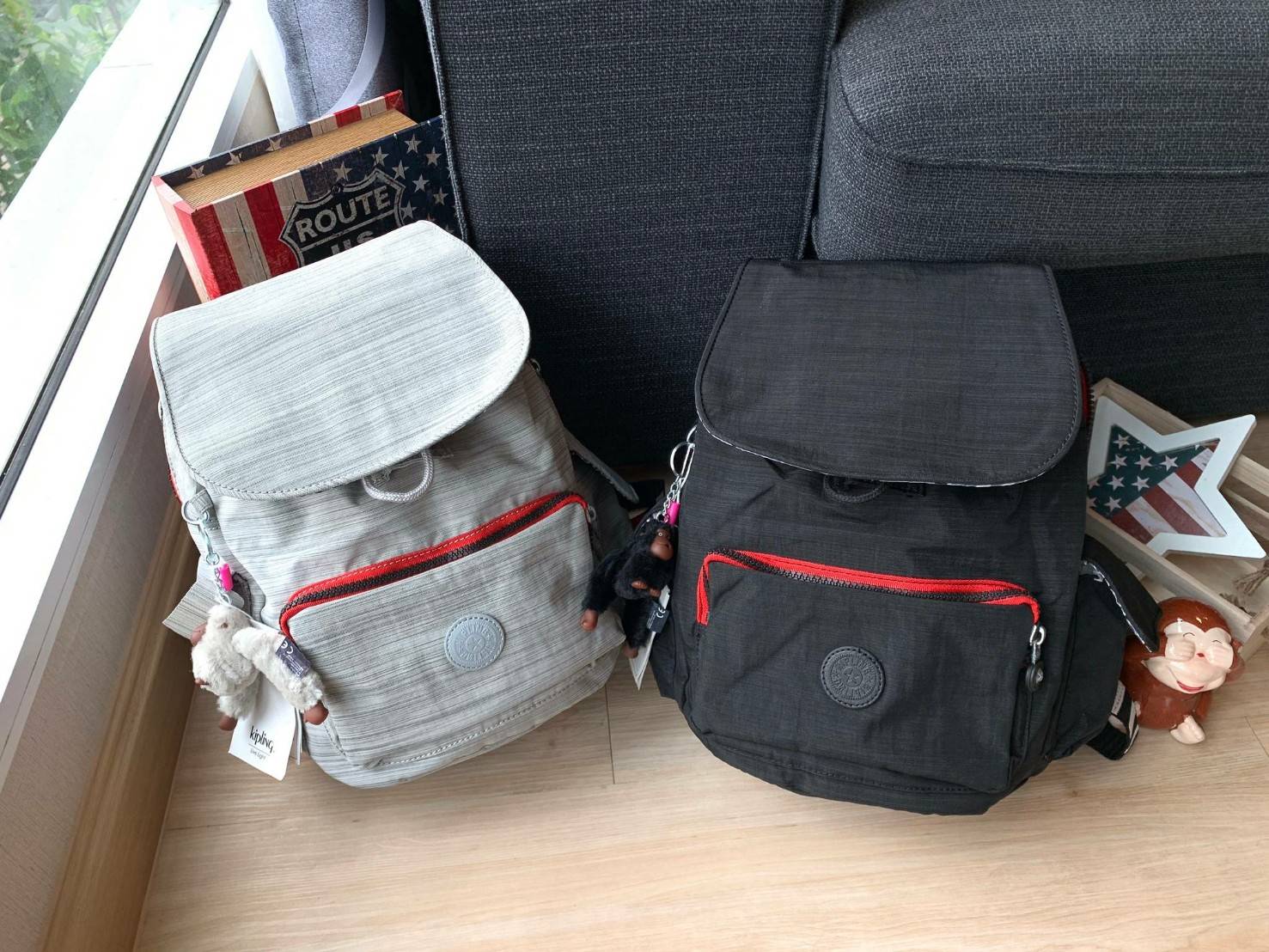Kipling City Pack S K14275มาพร้อมดีไซน์ทันสมัย ใช้งานได้อย่างคล่องตัว ด้วยสีและลายสุดคลาสสิก โดดเด่นด้วยพื้นที่ภายในและช่องต่างๆ ที่ให้คุณจัดเก็บของสำคัญได้อย่างครบถ้วน มีช่องเก็บของสัมภาระหลายขนาดสะดวกใช้งานเลยคร้า!!