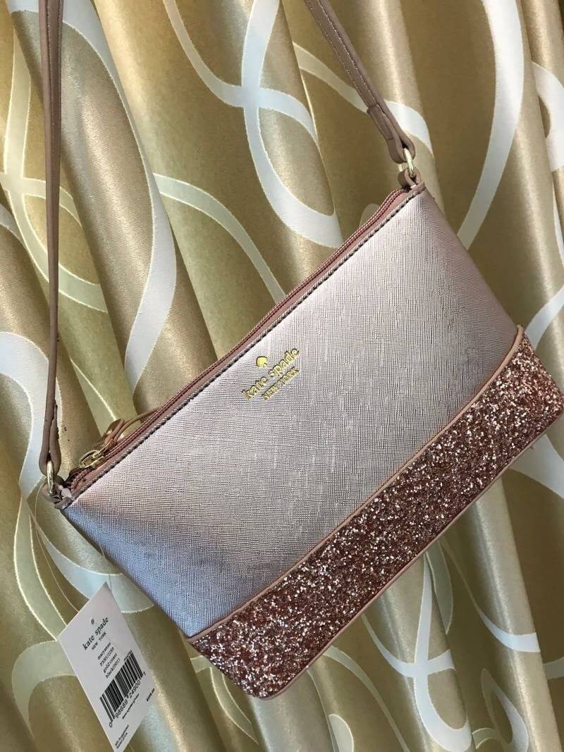 Kate Spade New York Greta Court Ramey Gritter Crossbody Bag กระเป๋าสะพายที่มีดีเทลเป็นกริชเตอร์วิ้งที่ก้นกระเป๋า ด้านบนหนังsaffiano เปิดปิดด้วยซิปเดียวด้านบน ภายในใส่กระเป๋าสตางค์ยาว มินิไอแพคได้ สายสะพายยาว118cmปรับไม่ได้ ขนาดกำลังดีสวยน่าใช้เลยคร้า!!