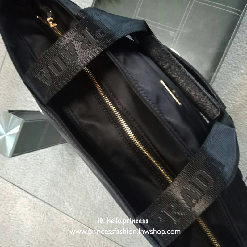 รุ่นยอดฮิต นำกลับมารีสต๊อคใหม่ค้าาาาา จากแบรนด์ prada จุของได้แน่นมากกก ใหญ่มาก เหมาะกับสาวๆ ทุกคนคะ ทุกคนต้องมีจริงๆ จะใส่ของไปเรียน ไปเที่ยว ไปติวหนังสือกับเพื่อน ก็หมดห่วง เพราะสามารถใส่ สมุด หนังสือหรือ labtop ได้สบายๆ วัสดุ ทำจาก Nylon อย่างดีกันน้ำ1