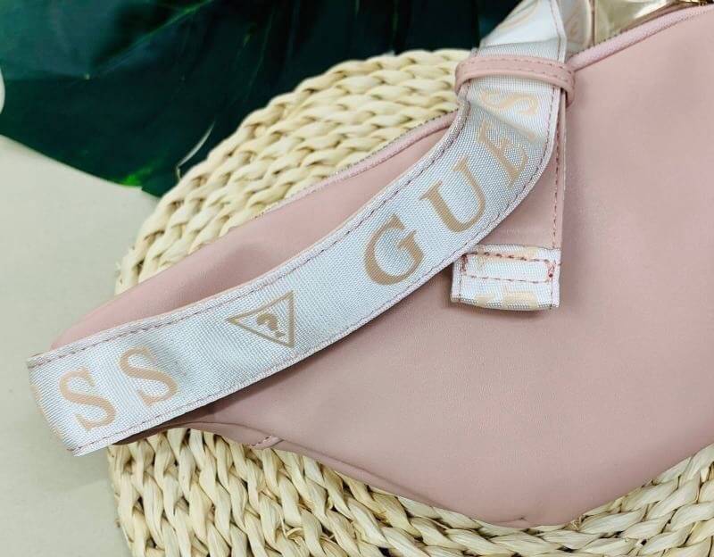 GUESS GESABEL GYM FANNY PACK กระเป๋าคาดอก//คาดเอว ใบงาม ขนาดกำลังดี วัสดุหนังนิ่ม เบา ด้านหน้ามีโลโก้แบรนด์ พร้อมช่องซิปหนึ่งช่อง ช่องซิปหลักกว้าง ใส่ของได้จุ ค่ะ สายคาดตีแบรนด์ตลอดสาย เลื่อนปรับฟรีไซด์น่ะค่ะ สินค้าพร้อมส่ง ใบจริงน่าใช้มากๆค่ะ