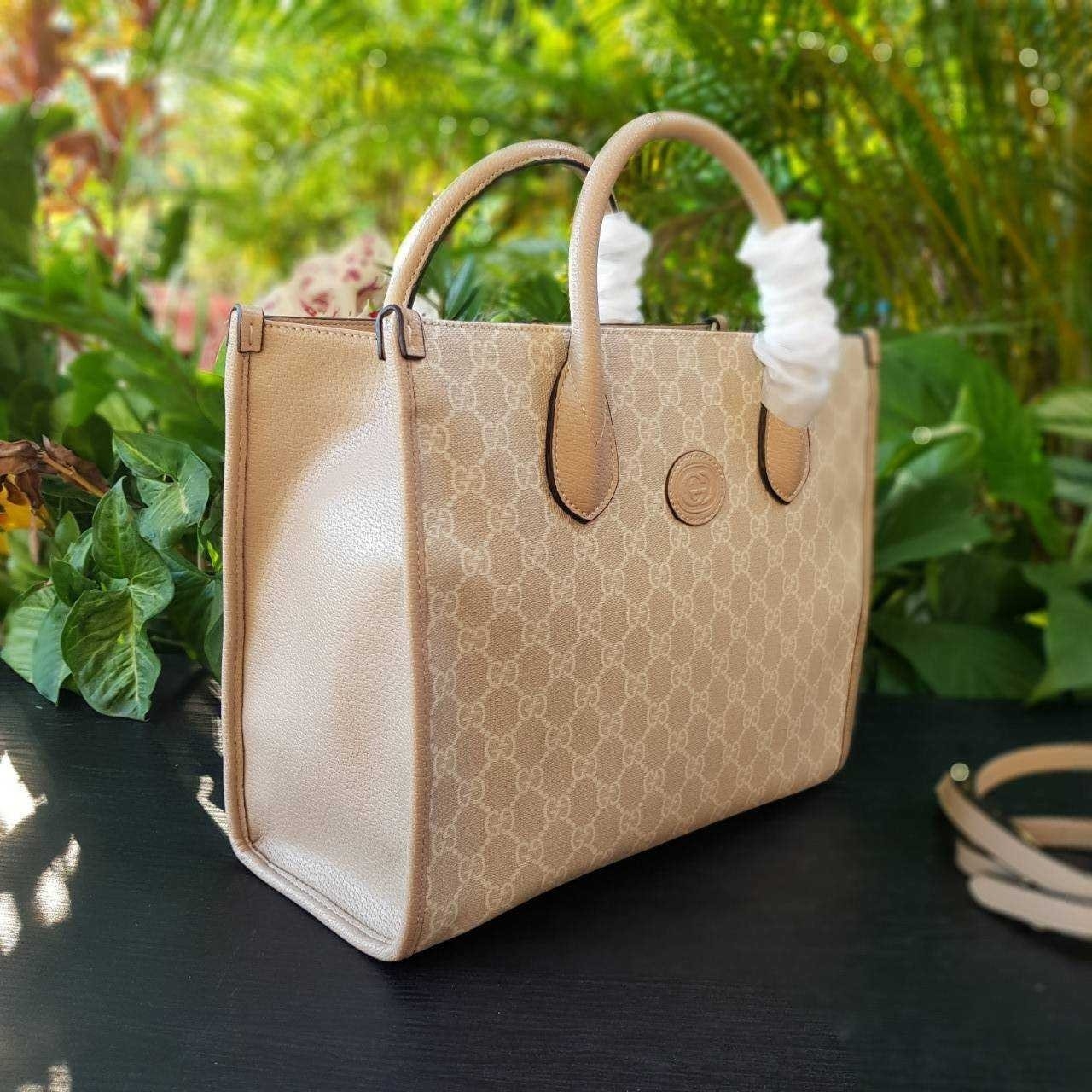 GUCCI Small tote bag with Interlocking G กระเป๋าทรงTOTE ใบใหญ่สุดหรูหรา คลาสสิค จุของได้เยอะ มาพร้อมสายสะพายยาว สามารถถอดเก็บได้ ใช้ได้ทุกโอกาส เป็นอีกรุ่นที่โดดเด่นมากๆ