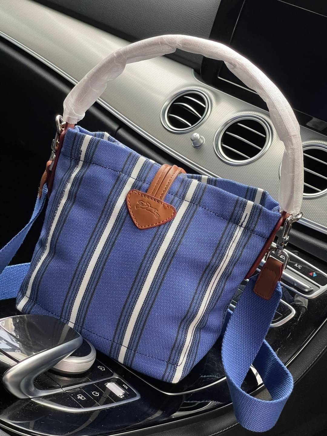 LONGCHAMP ROSEAU ESSENTIAL RAYÉ Bucket bag S - Blue สำหรับใครที่ต้องการกระเป๋าแบบใช้งานได้ในหลาย ๆ โอกาส สีสันกระเป๋าสามารถแมทช์ได้ง่ายกับเสื้อผ้า Longchamp รุ่นนี้สามารถตอบโจทย์ เป็นกระเป๋าที่ขนาดกำลังพอดี