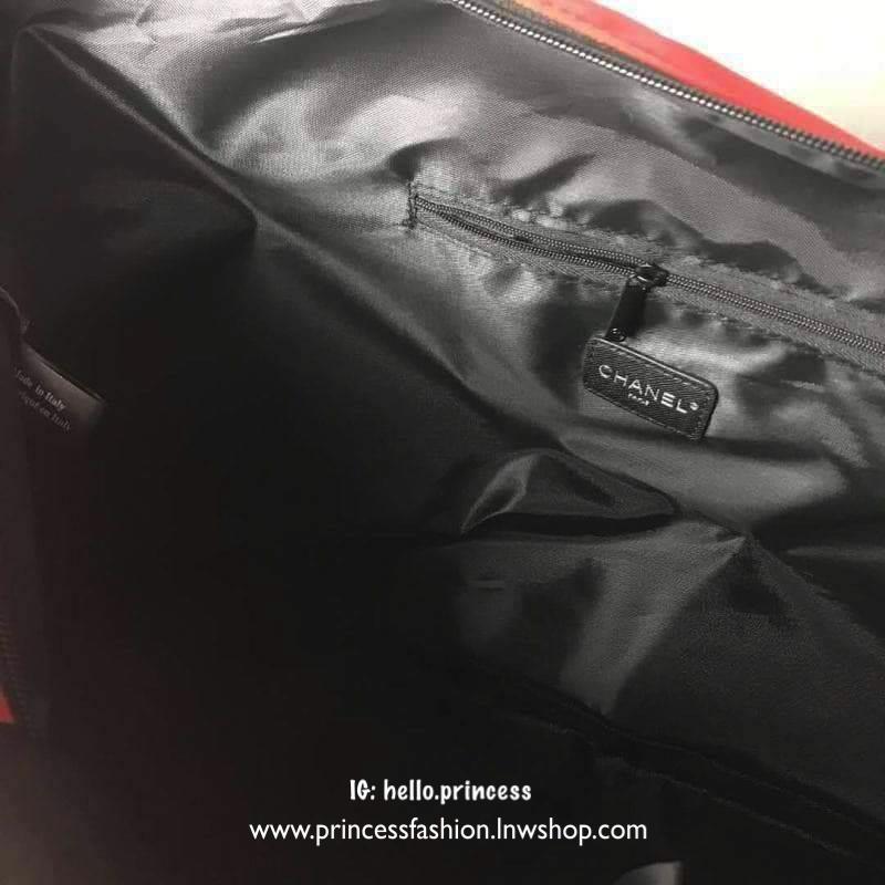 CHANEL VIP GIFT Large Travel Bag กระเป๋าเดินทาง Gift With Purchase รุ่น Limited พรีเมี่ยมกิ๊ฟของเเท้จาก Chanel Perfumes Counter วัสดุ NYLON เนื้อหนาสีทูโทนดำแดงสกรีนโลโก้ด้านหน้า เปิดปิดด้วยซิป หัวซิปแบรนด์ ใบใหญ่จุใจ พิเศษ! มีช่องใส่รองเท้าด้านข้างแยกเป็
