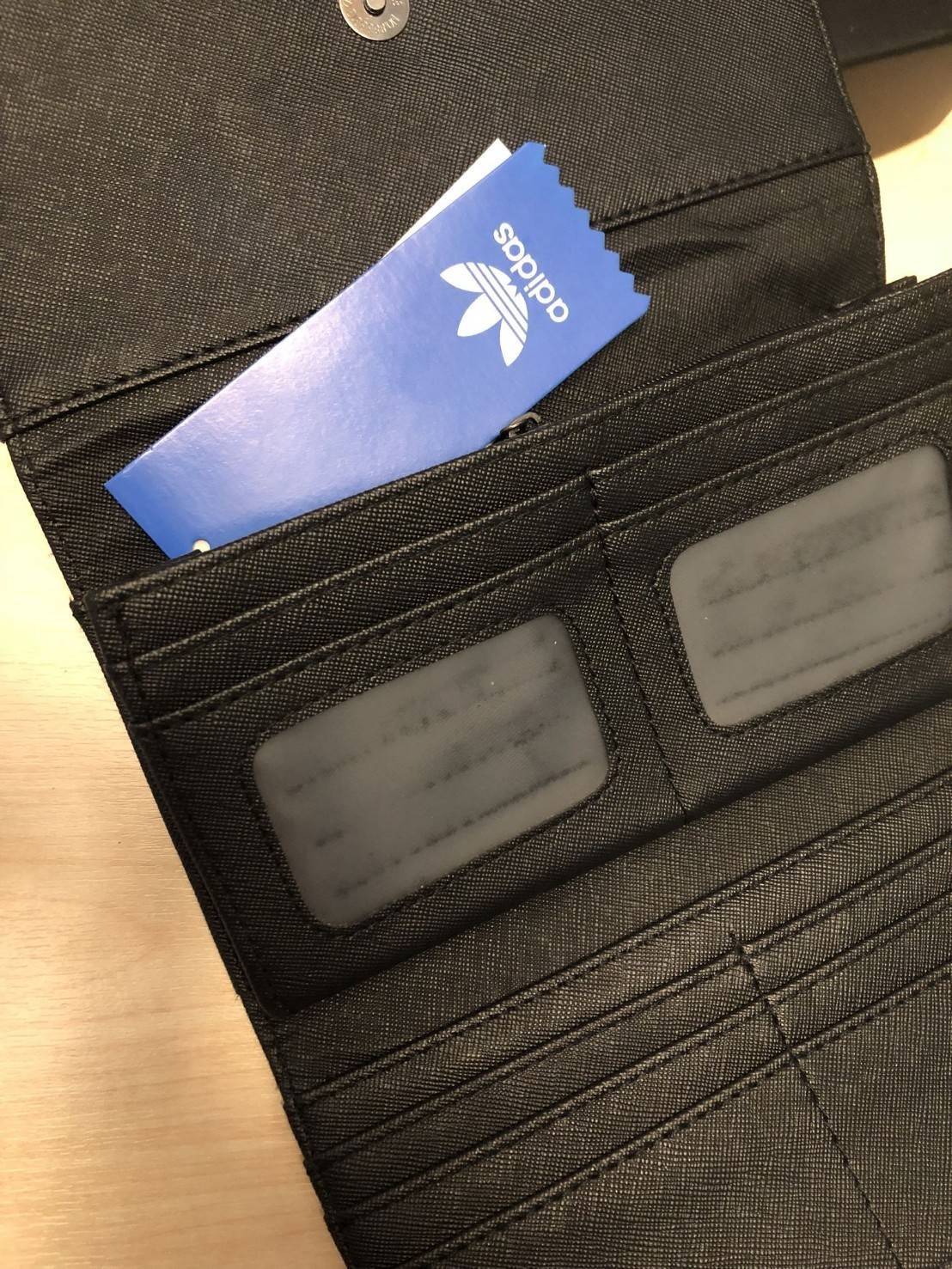 ADIDAS 3D WALLET Y2018 กระเป๋าสตางค์คอลเลคชั่นใหม่ดีไซน์สุดฮิต สไตล์ ISSEY MIYAKE ด้านหน้ามีโลโก้แบรนด์ เปิดปิดด้วยฝาปิด ภายในมีช่องใส่รูป ช่องใส่ธนบัตร, บัตร และช่องซิปใส่เหรียญ Don't miss!