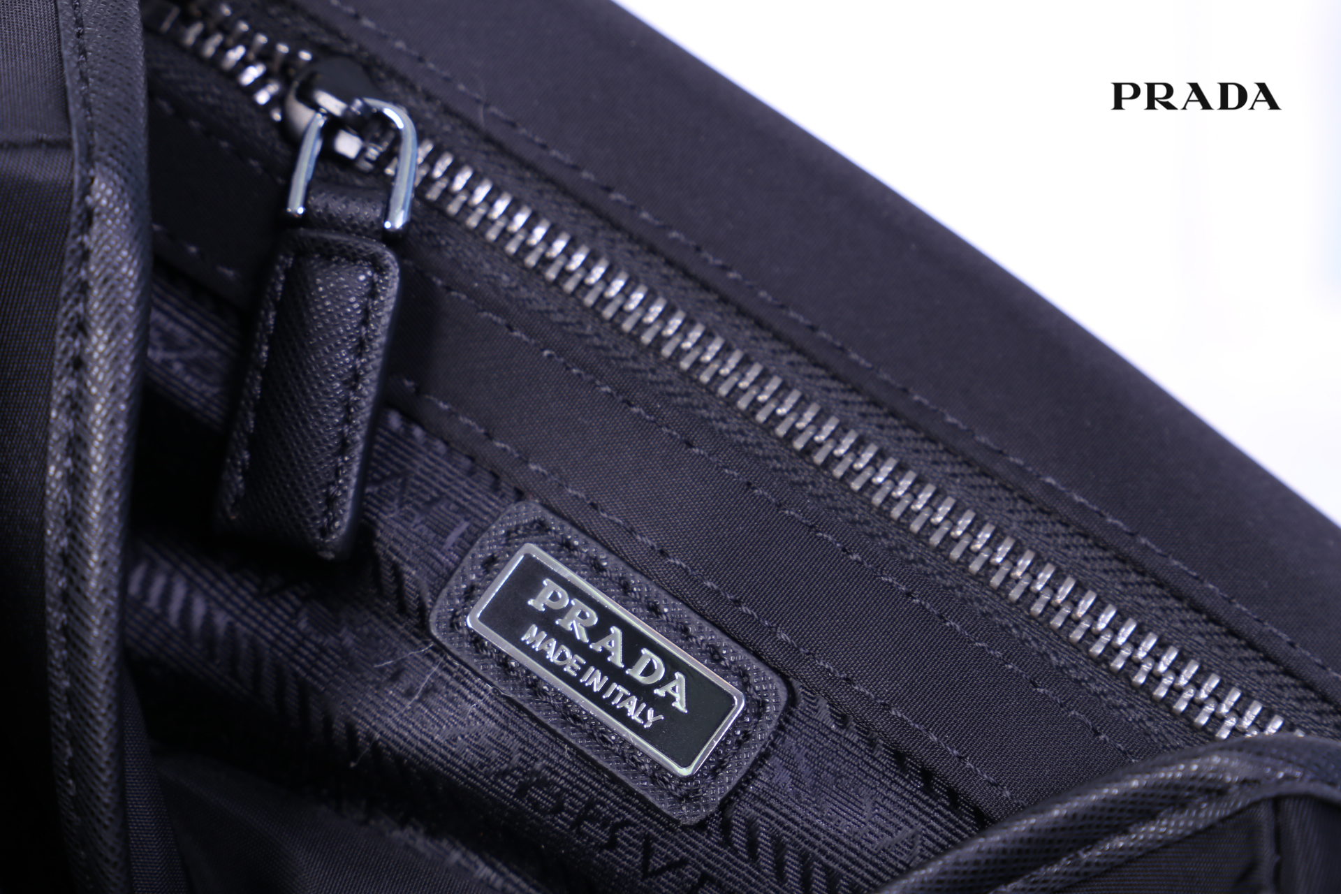 Prada Nylon and Saffiano Leather Bag with Strap กระเป๋าสะพายแบบ Crossbody ใช้ได้ทั้งหญิงชาย มาพร้อมกระเป๋าใส่เหรียญใบเล็กน่ารัก เปิด-ปิดด้วยตัวล็อค ด้านในยังแบ่งช่องเป็นสัดส่วน จุของได้เยอะ ซับในด้วยผ้าพิมพ์ลายแบรนด์อย่างดี และยังมี 1 ช่องซิปด้านหลัง สายส