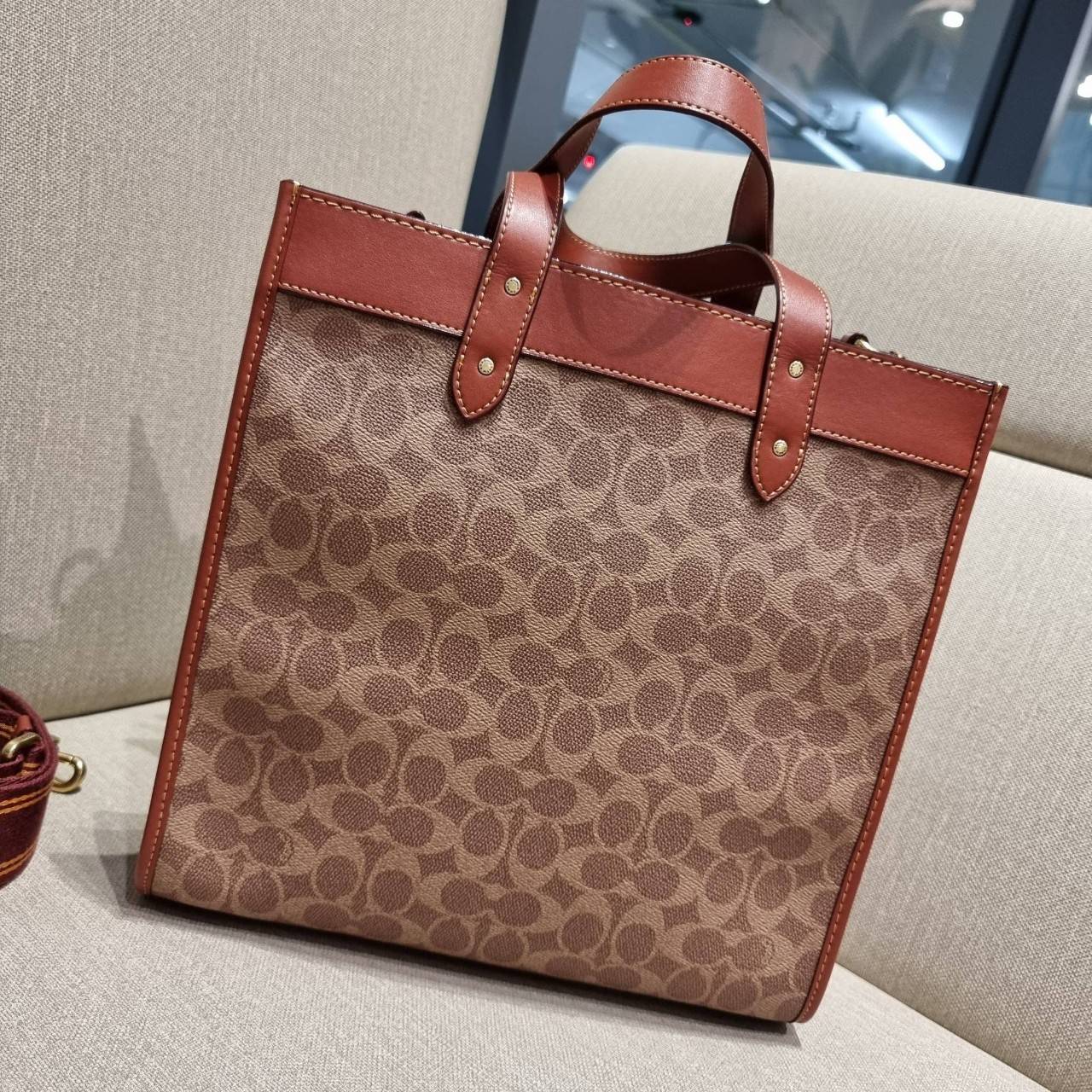 COACH C6846 FIELD TOTE IN SIGNATURE CANVAS WITH PATCHES คอลเลคชั่นใหม่สุดปัง!! สกีเรทโทร ดีไซน์วินเทจ ต้อนรับฮอลิเดย์นี้กันแบบที่สุด กระเป๋าทรงโท้ท ไซส์ใหญ่จุคุ้ม ฟังก์ชั่นการใช้งานสะดวกที่สุด มีทั้งสายคล้องแขนในตัว และสายครอสบอดี้ โดดเด่นด้วยแพทช์ลวดลายค