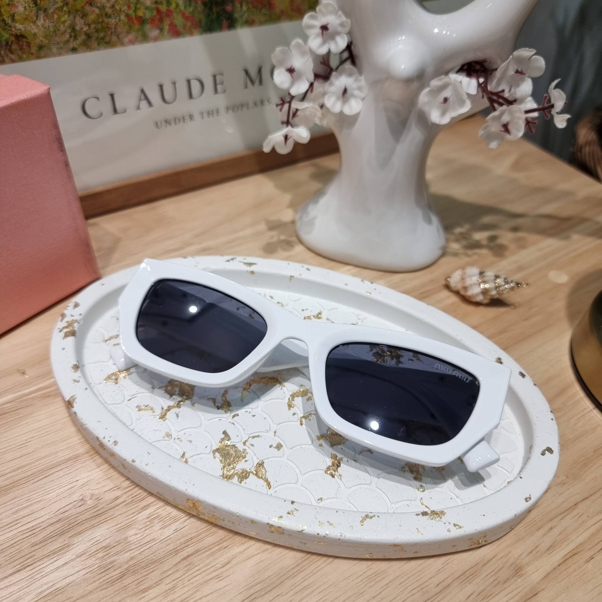 MIU MIU Sunglasses UV protection มาพร้อมอุปกรณ์ครบเซ็ท สวยปัง สวยตะโกน มีพกติดตัวไว้ไม่ตกเทรนด์ ใส่เสริมโหงวเฮ้ง ดูผู้ดี ใช้ได้ทุกโอกาส ทุกสถานการณ์ ใส่ที่บ้านถนอมสายตา ใส่ออกข้างนอกกันแดด กันลม กันฝุ่นก็มั่น ก็เลิศทั้งหมด