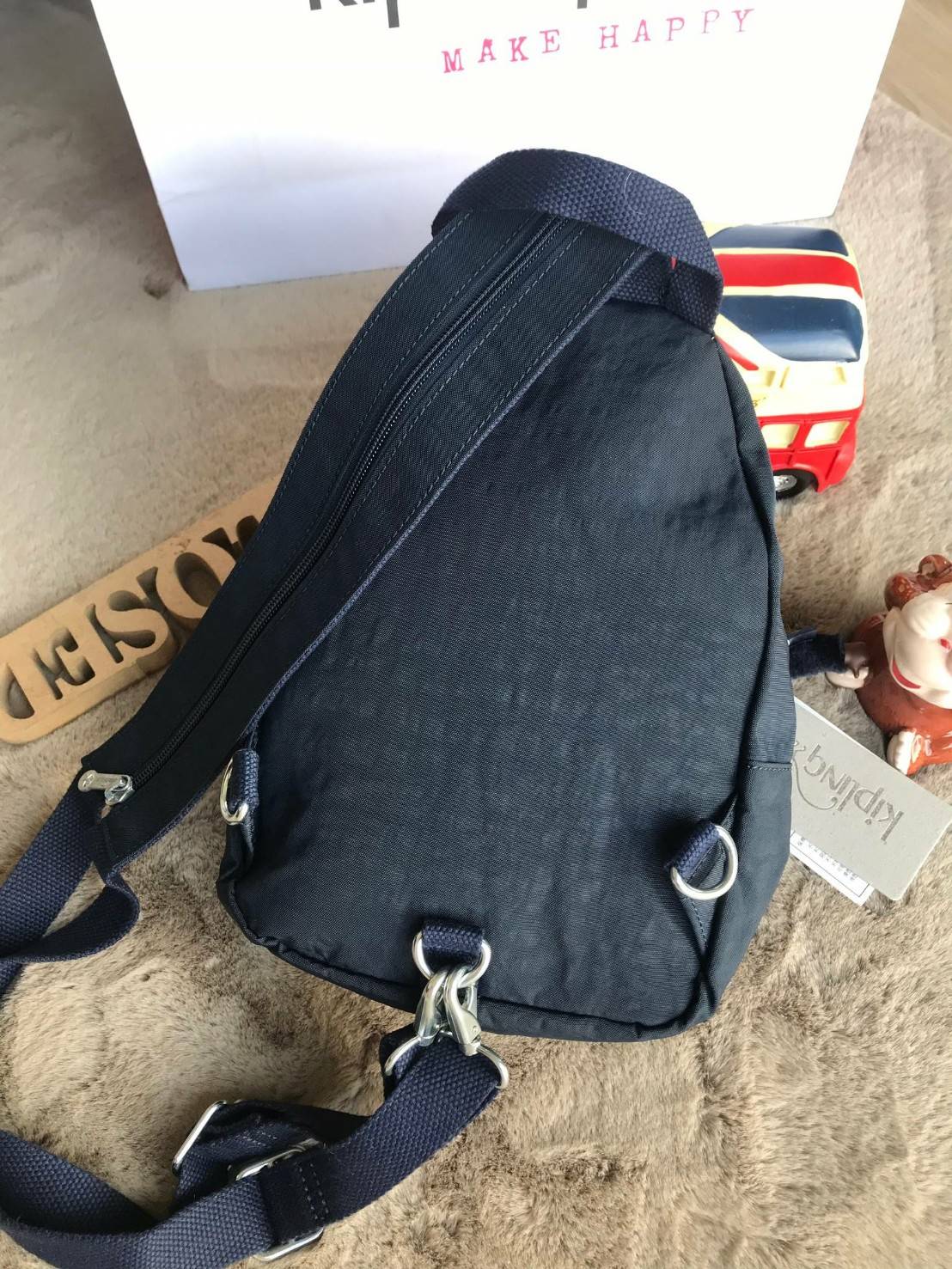 Kipling Backpack & Handbag K15456 กระเป๋าหรือสะพายหลังแบบเป้ หรือคาดอก เปลี่ยนสไตล์เท่ๆได้ด้วยซิปเดียวด้านหลัง ขนาดกลางกำลังดี วัสดุpolymide100% น้ำหนักเบา ช่องหลักเปิดปิดสองชั้นด้วยซิปและตัวล้อคทันสมัยใช้งานง่าย ด้านหน้า1ช่องซิปเก็บของจุกจิกจิก ใช้ได้แบบ