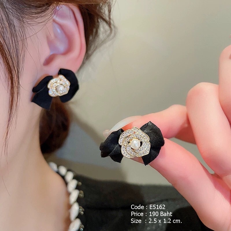 ต่างหูดอกไม้สีทองฝังเพชร cz แต่งมุกและโบว์สีดำ