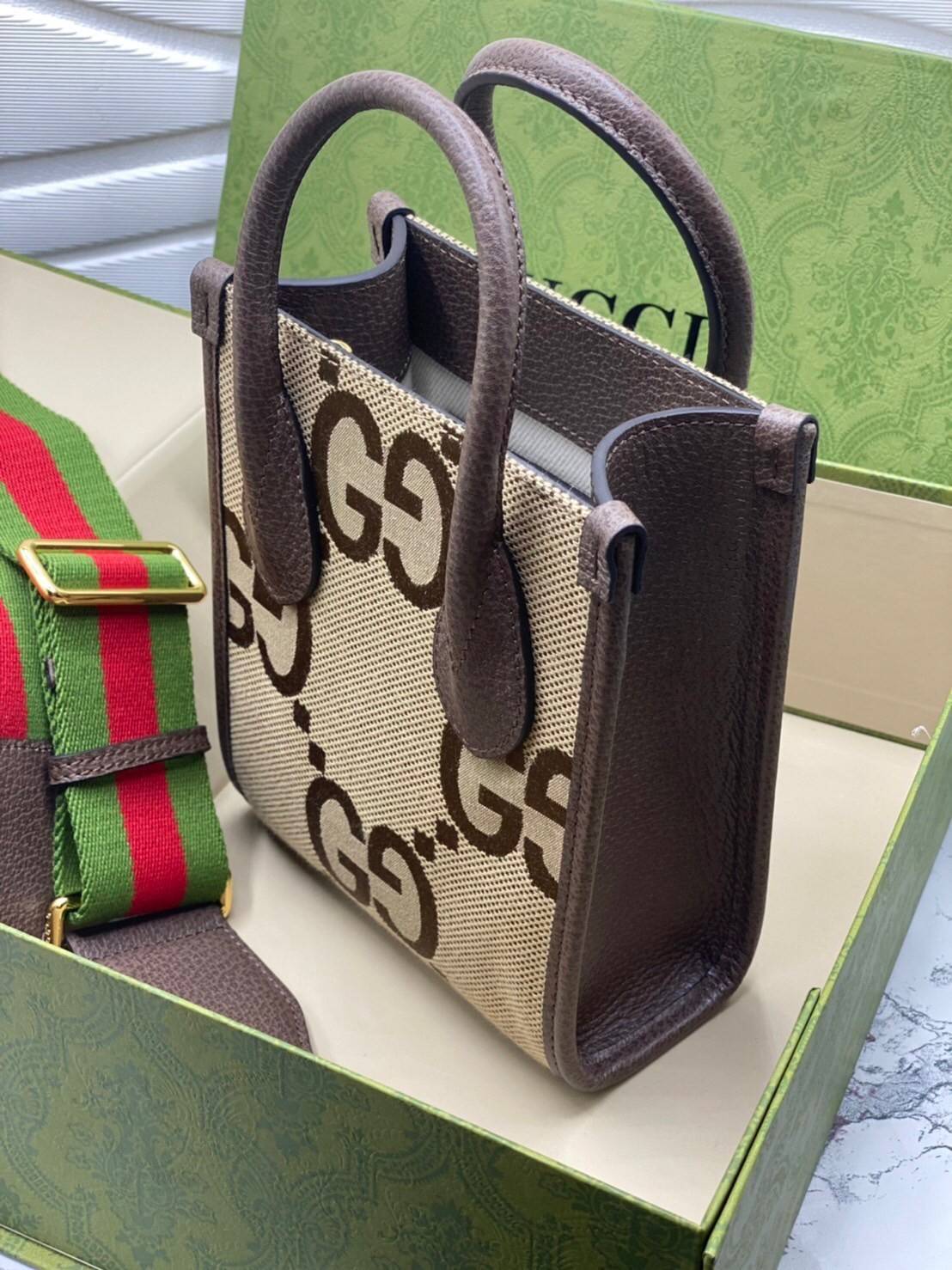 หนังแท้ 】GUCCI Jumbo GG mini tote bag 16cm พร้อมส่งที่ไทย เกรดออริจินอล ลายใหม่ Jumbo Double G กระเป๋าโท้ทใบเล็กโดดเด่นด้วยเว็บเฮาส์สีเขียวและสีแดงอันเป็นเอกลักษณ์ ซึ่งเป็นหัวเข็มขัดแบบร่วมสมัยของกุชชี่จากยุค 70 เสริมการออกแบบแต่ละชิ้นด้วยโลโก้ที่เด่นชัด 