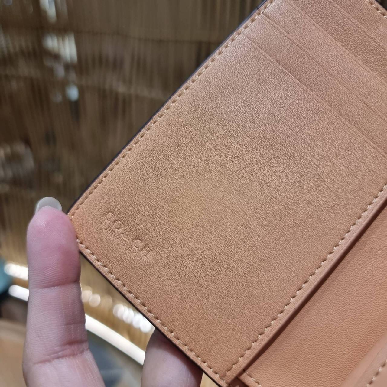 COACH C0082 MEDIUM CORNER ZIP WALLET IN SIGNATURE CANVAS ดีไซน์ใหม่ล่าสุด!! กระเป๋าสตางค์ใบกลาง 👛 ขนาดกำลังเหมาะมือ วัสดุหนังแคนวาสเคลือบลาย ดูแลรักษาง่าย มีช่องใส่บัตรและธนบัตรครบ และช่องซิปแยกไว้ใส่เหรียญ ครบเซ็ทแบบนี้เหมาะส่งต่อเป็นของขวัญที่สุ