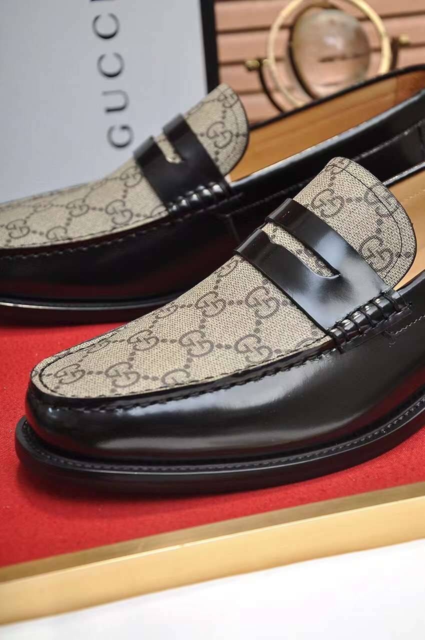 GUCCI Loafers for Men เกรดออริจินอล รองเท้าโลฟเฟอร์กุชชี่ ให้ลุคดูภูมิฐาน หรูหรา เข้ากับทุกชุด ทุกโอกาส วัสดุหนังแท้และแคนวาสอย่างดี ใส่สบาย ไม่กัดเท้า บล็อคมาตรฐาน 1:1 เป็นรองเท้าที่คุณผู้ชายควรมีติดตู้ภาพถ่ายจากงานขายจริง ใช้งานต่างประเทศได้