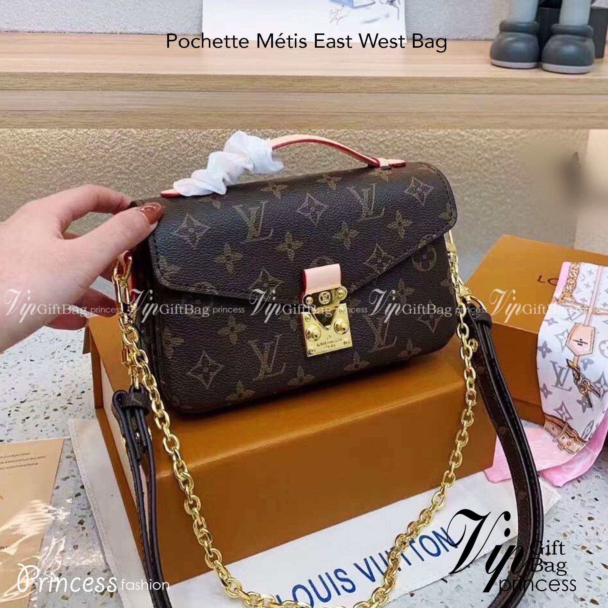 LV Pochette Metis East West Bag งานสวยเป๊ะ มาพร้อมสายโซ่สีทองสำหรับสะพายไหล่แบบสั้นและสายหนังยาวอย่างมีสไตล์ลาย Monogram ตัวล็อกแบบ S-lock ด้านในกว้างใส่iPhoneได้มี3 ช่อง ช่องกระเป๋ามีซิปด้านใน