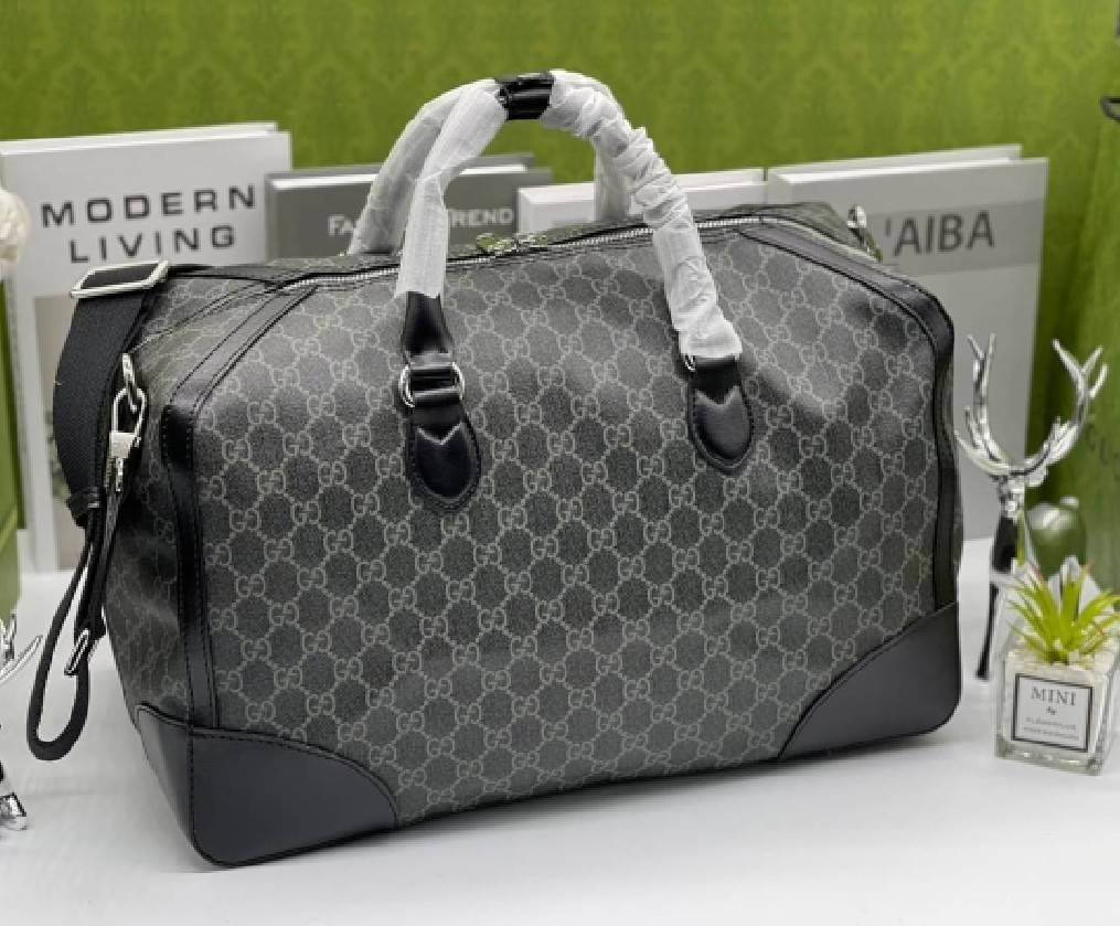 GUCCI Duffle bag with Interlocking G เกรดออริจินอล กระเป๋าใบใหญ่จุใจ 16" ใส่สัมภาระขึ้นเครื่องเดินทางได้ ใส่เสื้อผ้า รองเท้า เอกสาร A4 iPad Notebookได้ หูจับแข็งแรง สายสะพายยาวถอดออกได้ สะพายไหล่หรือ Crossbody ก็ดูดี ใช้ได้ทั้งชายหญิง ภาพถ่ายสินค้าจร