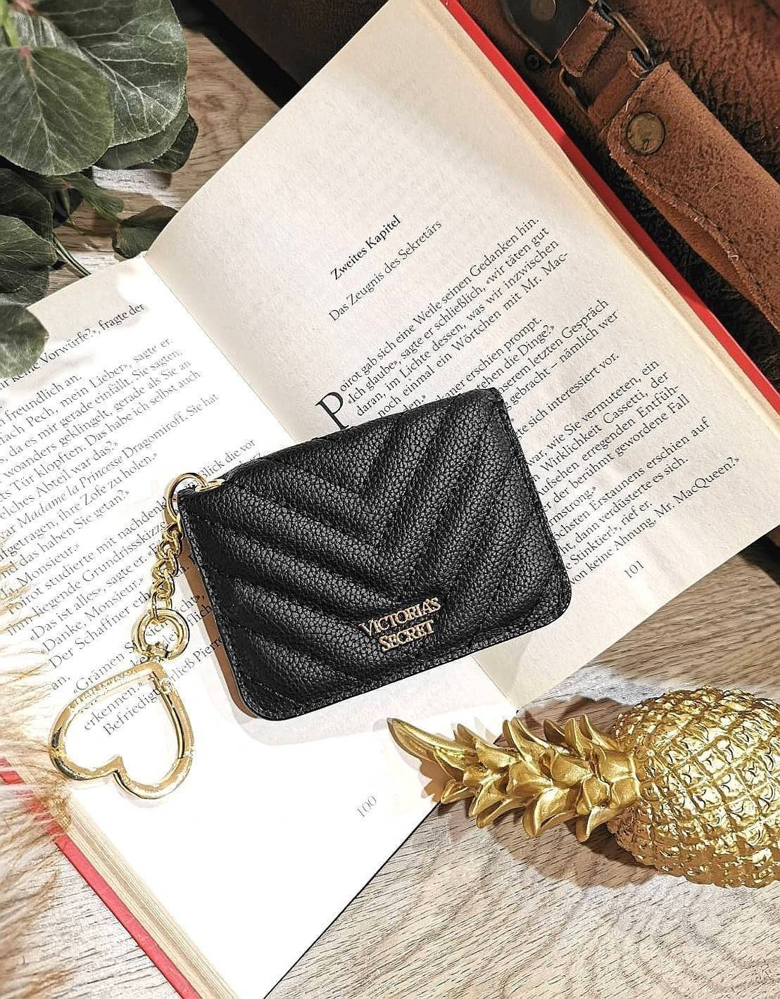 VIP 】พร้อมส่งความน่ารัก! NEW! VICTORIA'S SECRET MINI WALLET KEYCHAIN VIP GIFT WITH PURCHASE (GWP) จาก Victoria's Secret Factory วัสดุหนังคาร์เวียร์ขึ้นลายริ้วสวยอยู่ทรง ด้านหน้าประดับโลโก้แบรนด์อะไหล่ทองสวยหรูดูดี เปิดปิดด้วยกระดุม ภายในมีช่องใส