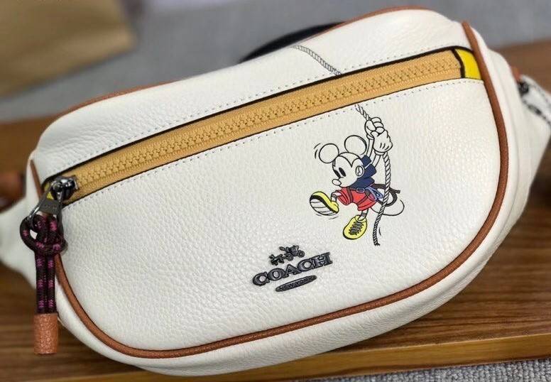 ของแท้ 💯% Coach Micky Mouse Disney Chest Bag 3747 collection Japan Limited Edition Women’s Full Leather กระเป๋าสะพายคาดอก/เอว ขนาดพอเหมาะ ใส่มือถือ iphone+ เปิดปิดด้วยซิป ด้านหน้ามี Logo mickey mouse