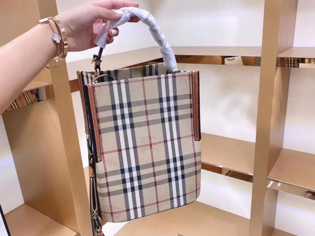 BURBERRY FRAGRANCES CROSSBODY BUCKET BAG กระเป๋าทรงบัคเก็ต รุ่นวินเทจสวยหรูอยู่ทรง มาพร้อมกระเป๋าคลัชใบเล็กสีน้ำตาลเข้าชุด จุของได้เยอะ งานจริงสวยน่าใช้มากๆ