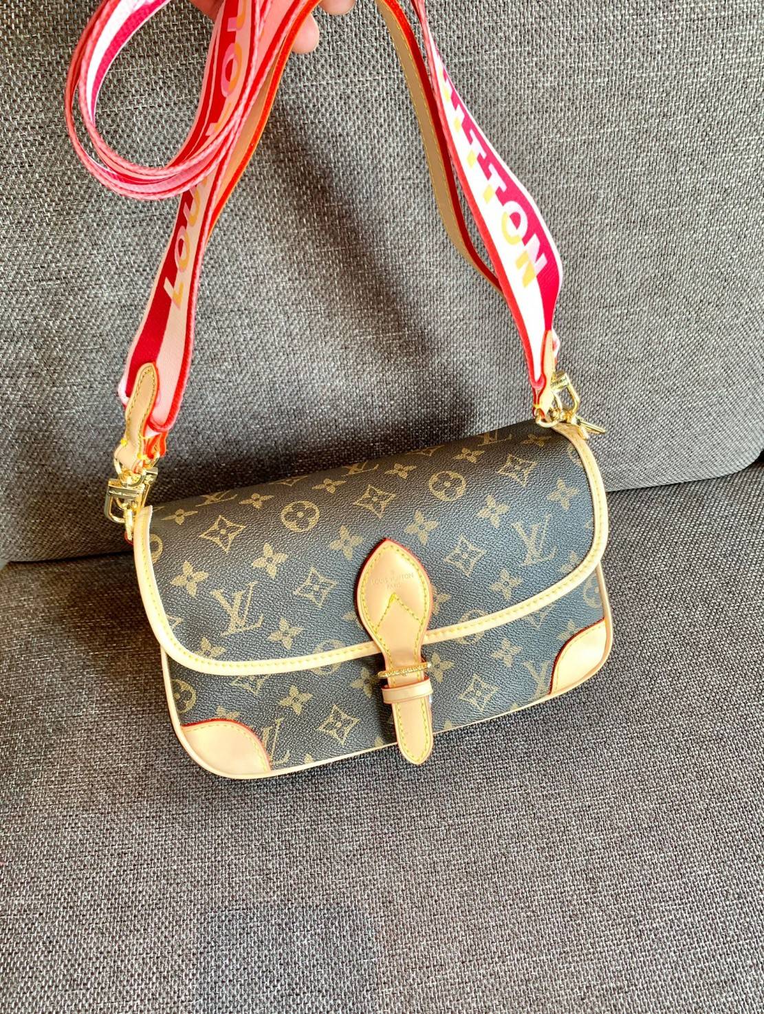 LOUIS VUITTON DIANE MONOGRAM พร้อมส่ง สุดคุ้ม! กับกระเป๋าLV พรีเมี่ยมกิฟ ตปท. หนังแท้ นิ่ม ทรงสวยมากๆค่ะ ((พื้นผิวหนังเป็นการขัดตามธรรมชาติจะมีรอยดำๆตรงขอบหนังนะคะ)) รุ่นนี้มาในลุคสวย หรู ดูชิล เพราะไม่ว่าลุคไหนๆก็เอาจริงๆจ้า! เปิดปิดกระเป๋าแบบกระดุมแม่เห