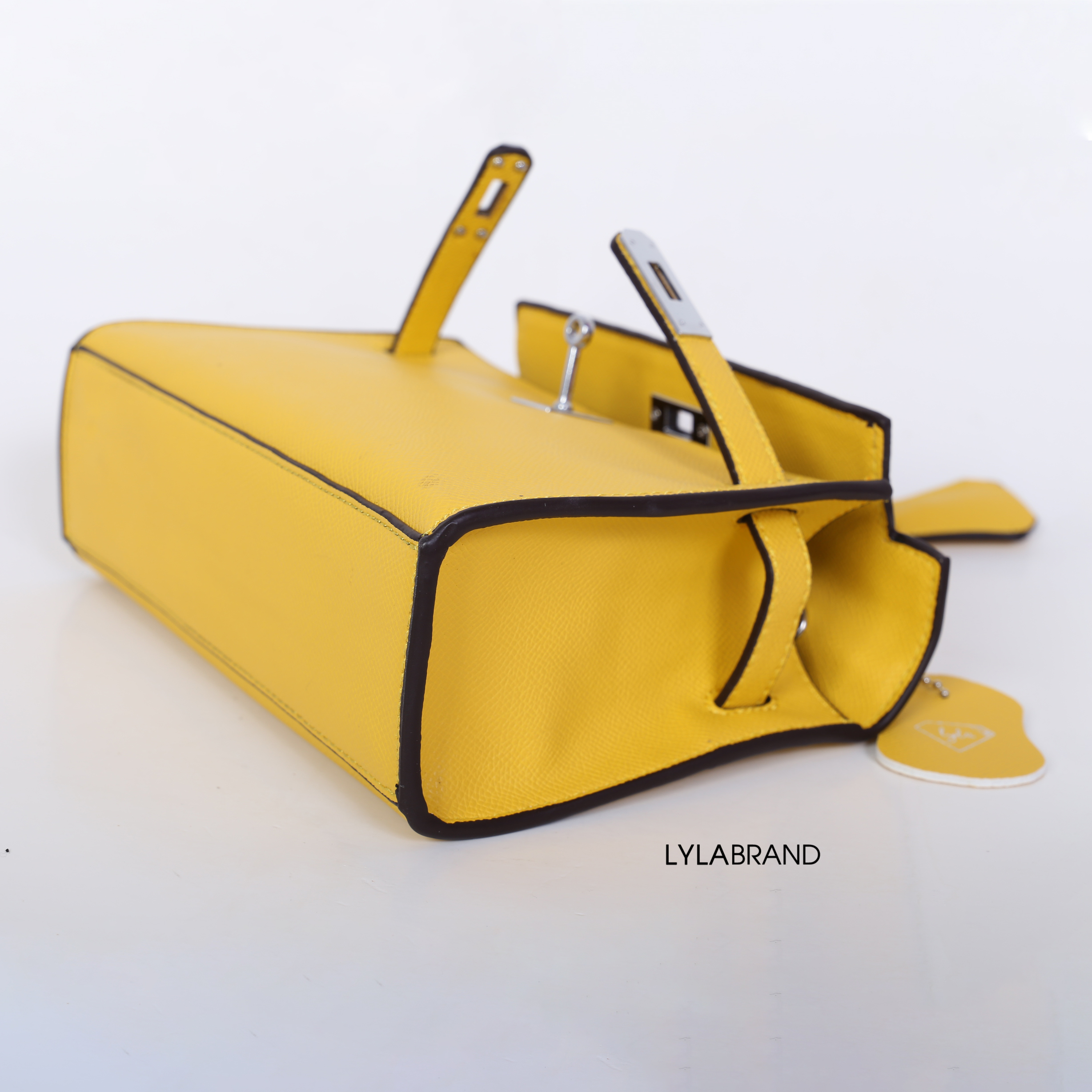 LYLABRAND🔔 KELLY MINI SIZE 22 CM / EPSOM PU TOP PREMIUM มาพร้อมสายหนังและสายโซ่คุณภาพดีสุดๆ ใบเล็กน่ารักพอดิบพอดีถือเป็นครัชออกงานได้ให้ลุคหรูสุด หรือจะใส่กับชุดทำงาน กางเกงยีนส์ ได้หมด ครบเลยค่ะ ให้ลุค ผู้ดีมากๆ ใส่ iphone plus ได้ทุกรุ่น มีสีให้