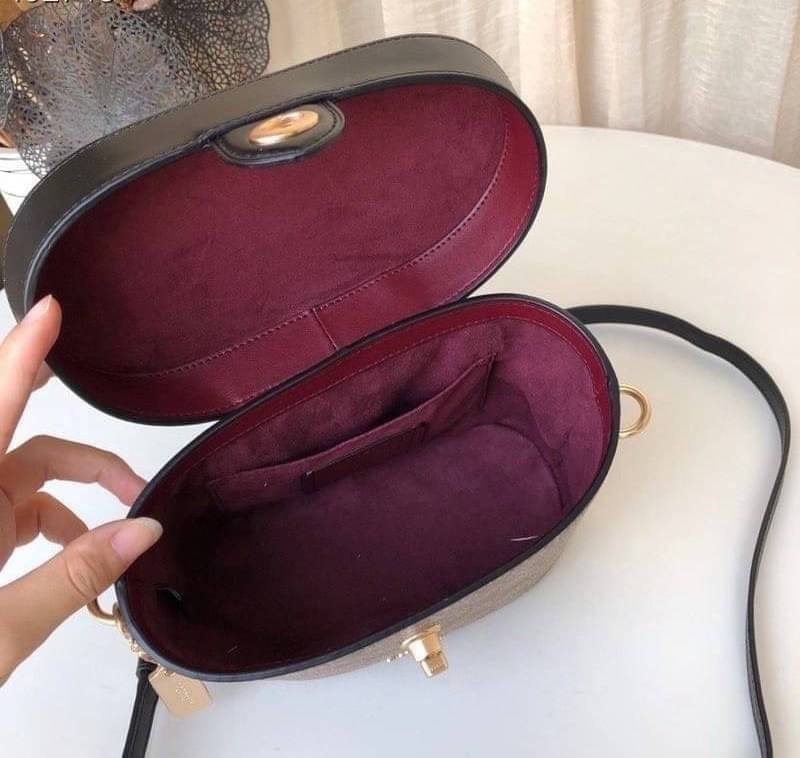 COACH KAY CROSSBODY IN SIGNATURE ((78277)) กลับมาอีกครั้ง! กระเป๋าหิ้ว//สะพายแบบครอสบอดี้ร์ หนังแท้นิ่มสวย เปิดปิดกระเป๋าแบบหมุนล็อค ภายในโล่งสามารถใส่กระเป๋าเงินใบกลางได้;มือถือได้ทุกรุ่น; มีช่องเล็กให้ใส่ของจุกจิก;ซัปในบุผ้าอย่างดีเลยค่ะ มาพร้อมสายสะพาย