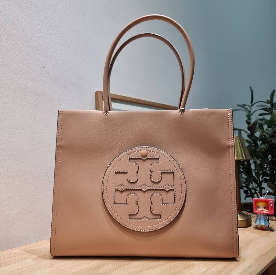 TORY BURCH ECO ELLA TOTE BAG / TORY TOTE BAG พร้อมส่ง 3 สี กระเป๋าสะพายทรงโท้ท ขนาดกำลังสวย จุของได้เต็มที่ รูปทรงคลาสสิคชวนใช้ โดดเด่นด้วย patch โลโก้ คอลเลคชั่นน้องใหม่ ส่งมาให้สาวๆได้ใจฟูอีกหนึ่งไอเท็ม