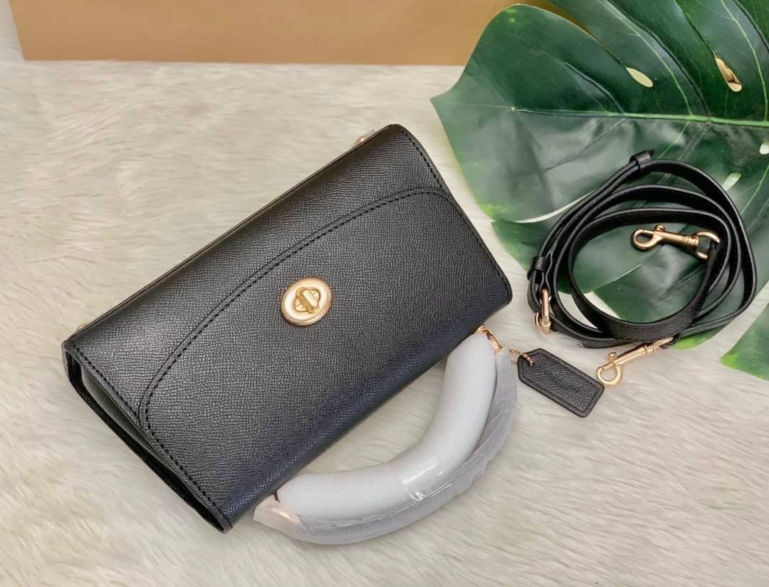 COACH TILLY SATCHEL 23 ((C1802//C1439/C1435)) พร้อมส่งที่ไทยทันทีค่ะ! กระเป๋าสะพายครอสบอดี้ร์หรือหิ้วก็เก๋ไปอีกค่ะ หนังแท้สวยงาม เปิดปิดกระเป๋าแบบหมุนล็อค ภายในมี2ช่องหลัก ใส่กระเป๋าเงินใบกลางได้;มือถือได้ทุกรุ่น;ของจำเป็นสาวๆได้ครบค่ะ;มีช่องซิปกลางและช่อ