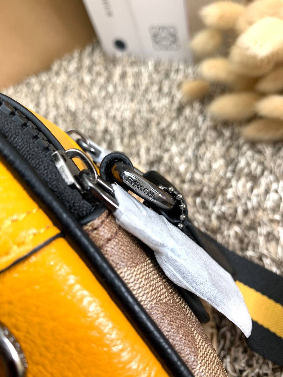 COACH X PEANUTS GRAHAM CROSSBODY WITH CHARLIE BROWN ((C4026)) พร้อมส่งที่ไทย สวยก่อนใครแน่นอน จำนวนจำกัด!! กระเป๋าสะพายแบบครอสบอดี้ร์ รุ่นนี้ใช้ได้ทั้งชาย//หญิงเลยนะคะ หนังแท้ลายหนังนิ่ม สวยงามมากๆ ด้านหน้ามีตัวการ์ตูนเป็นจุดเด่นของรุ่นเลยค่ะ ใช้งานแบบสอง