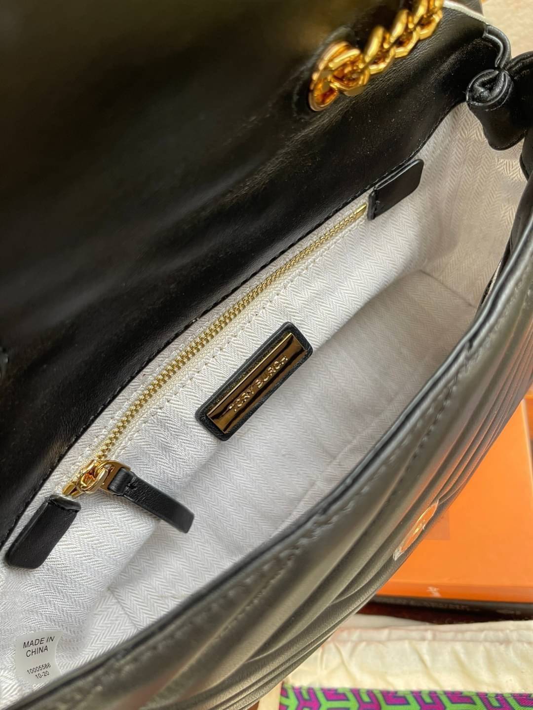 Small : Tory Burch Kira Chevron Small Convertible Shoulder Bag เป็นกระเป๋าที่ใช้ในการออกงานสำคัญหรือวันที่มีปาร์ตี้สังสรรค์ คุณควรเลือกใช้กระเป๋าที่มีดีไซน์สะดุดตา เพราะจะช่วยยกระดับและเพิ่มเสน่ห์ให้กับตัวคุณเองมากยิ่งขึ้น หากเป็นงานทางการ เช่น งานราตรีสุ