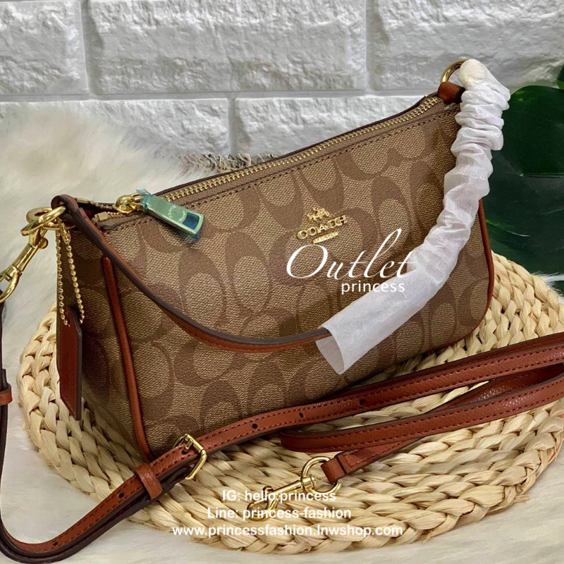 Coach signature crossbody bag กระเป๋าสะพาย size mini วัสดุ pu. ลาย signature เปิดปิดด้วยซิป ด้านในโล่ง ใส่ wallet ยาว, มือถือได้ทุกรุ่น ด้านหลังสกรีนลายน่ารัก พร้อมสายสะพาย 2 เส้น แบบสั้นสะพายไหล่ และแบบยาว crossbody ถอด ปรับได้ค่ะ