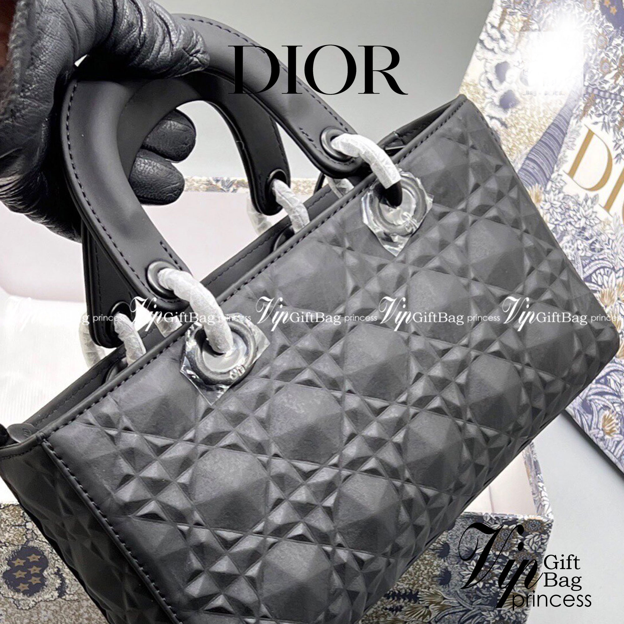 หนังแท้ DIOR LADY D-JOY BAG Cannage Calfskin with Diamond Motif กระเป๋าสะพาย ของความสง่างามเอกลักษณ์ Lady Dior รังสรรค์ขึ้นจากหนังลูกวัว Cannage ที่มีลวดลายเพชร เสน่ห์ที่ประดับประดาอย่างหรูหรา มีสายสะพายโซ่แบบถอดได้ ภาพสินค้าถ่ายจากงานขายจริง ใช้งานต่างปร