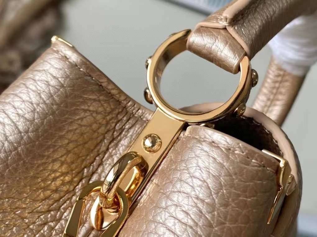 LV Capucines Mini Gold Luxury Bag 21cm เกรดท็อปออริจินอล มีความละเอียดของเนื้องานมากที่สุด ปราณีตตรงปกทุกใบ ใช้สลับของแท้ได้ ใช้งานต่างประเทศได้ เข้าออกผ่านทุก ตม. สุดยอดเดอะเบสท์ไอเท็ม สวยหรู ผู้ดี หรูหรา ดูแพงมาแต่ไกล