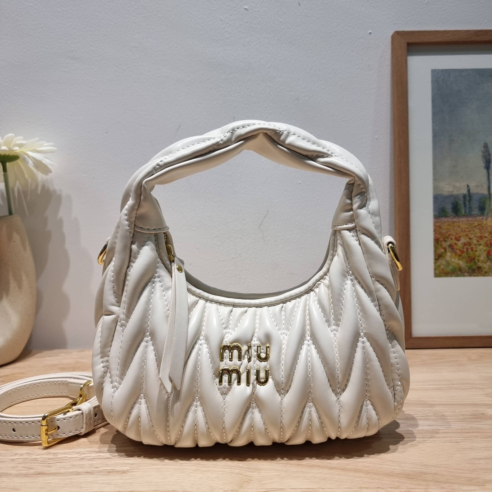 MIU MIU WANDER MATELASSÉ MINI HOBO BAG ไอเท็มสับๆอีกหนึ่ง ที่ต้องมีใช้ได้แล้ว กับกระเป๋าถือ/สะพาย ทรงโฮโบ คิ้วท์สุด ปังสุด ตัวแม่ อินฟลู ดาราเค้าใช้กันเพียบ