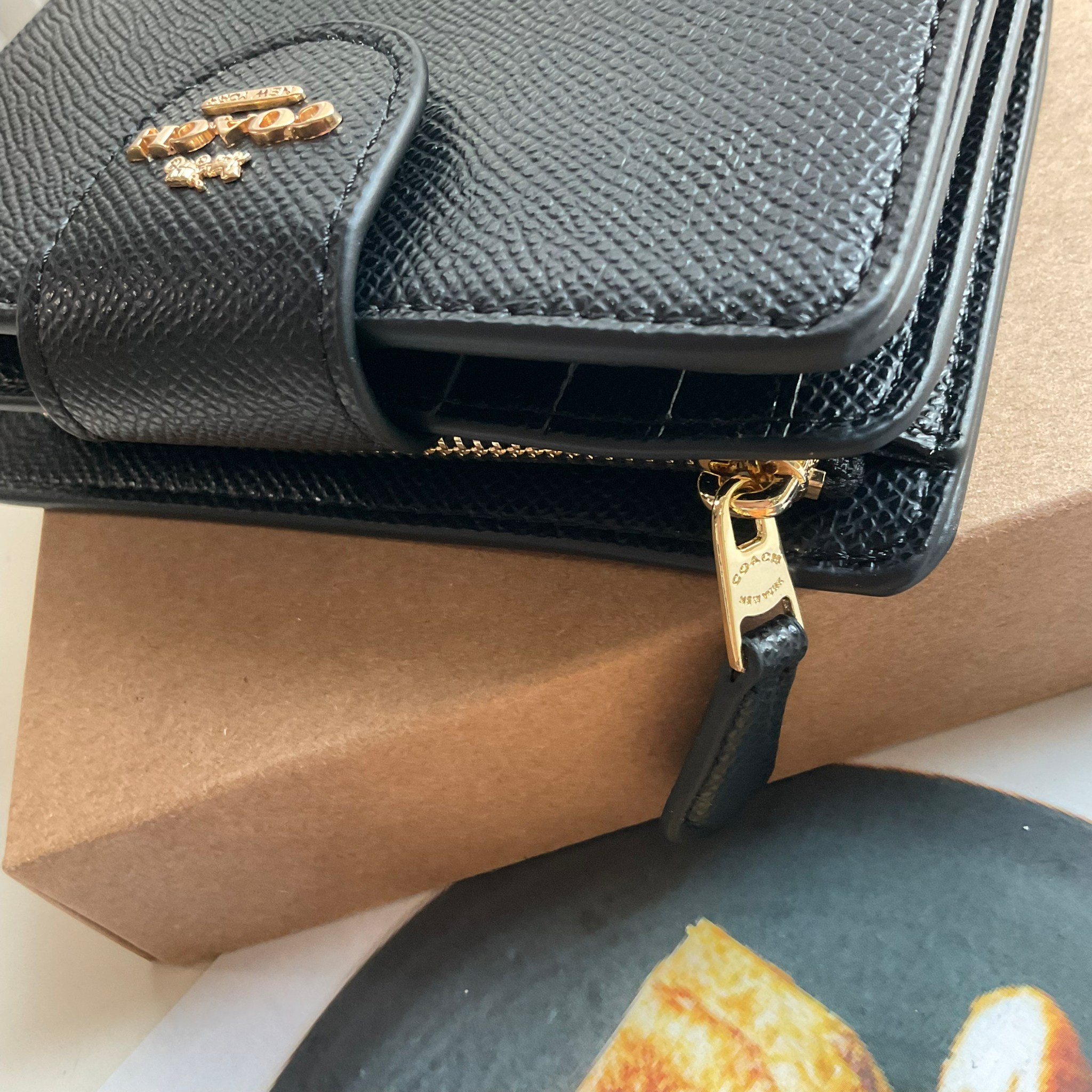 COACH SMALL WALLET IN SIGNATURE CANVAS กระเป๋าสตางค์ใบกลาง แบบพับสองตอน เปิดปิดด้วยกระดุมปั้มแบรนด์ ด้านในมีช่องใส่บัตรหลายช่อง พร้อมช่องใส่รูป และช่องใส่ธนบัตร ด้านหลังมีช่องซิปเหรียญอีกหนึ่งช่อง น้ำหนักเบา พกพาสะดวก อะไหล่ทองสุดหรู ห้ามพลาดค่ะ!