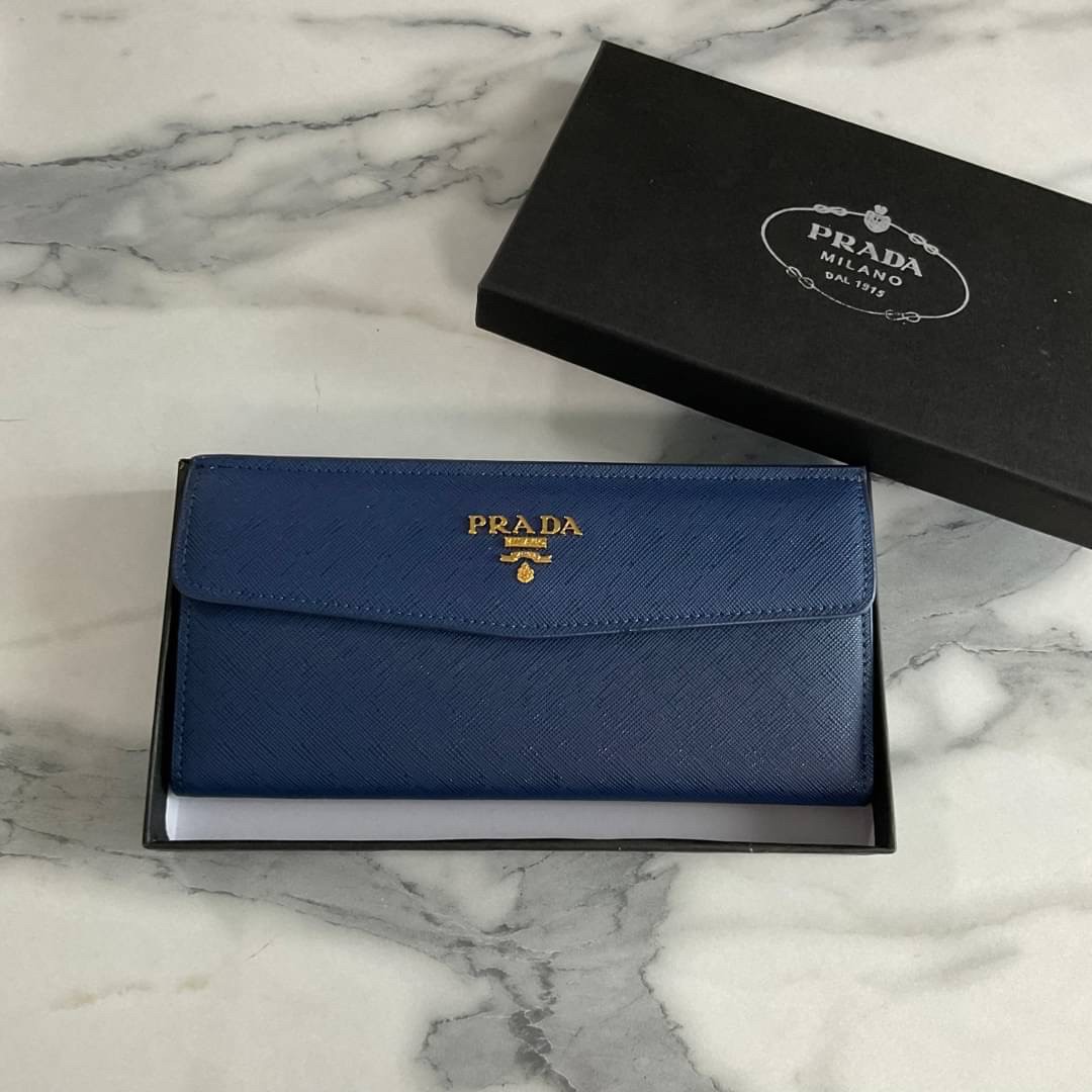 PRADA LONG WALLET Best Seller กระเป๋าสตางค์รับทรัพย์ ทรงหรู ลายหนัง SAFFIANO มีช่องใส่บัตร ถึง 12 ช่อง และช่องซิปใส่ของจุกจิกได้ น้ำหนักเบา จับถนัดมือ ขนาดกำลังดี