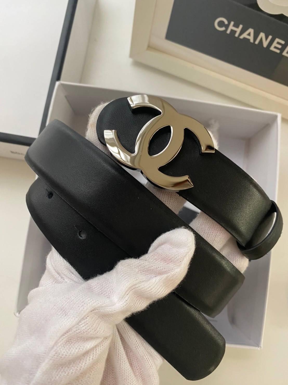 CHANEL BELT เข็มขัดสุดหรูสายหนังแท้ หรูหรา น้อยแต่มาก ภาพถ่ายจากงานขายจริง โลโก้ 3D metal เข้าได้กับทุกลุ๊คสไตล์การเเต่งตัว สวยหรูดูดีมีระดับ ไอเท็มนี้แนะนำเลยค่าา มาน้อยรีบๆ หน่อยน้าา