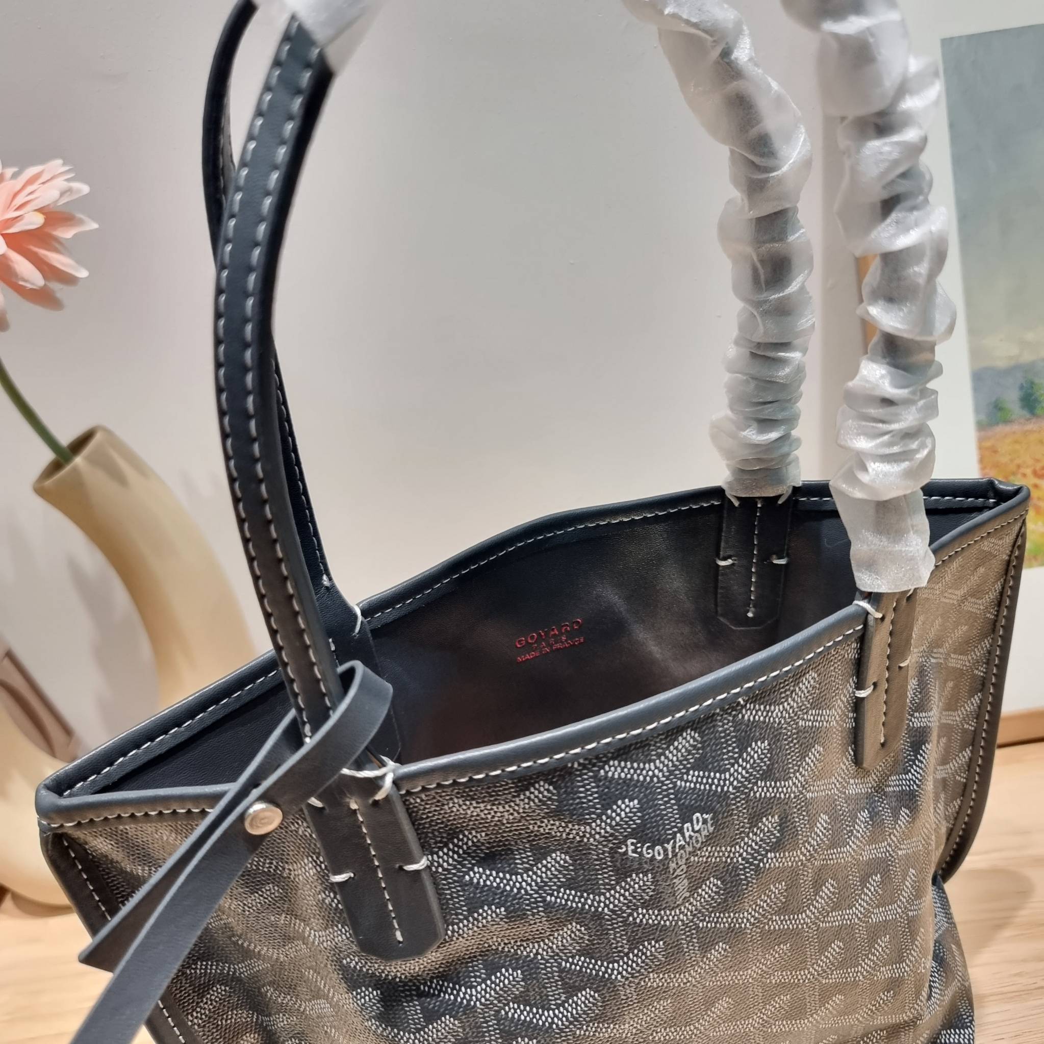 GOYARD MINI ANJOU REVERSIBLE TOTE ฮอตไอเท็ม กับกระเป๋าสะพายทรงโท้ท ไซส์มินิ กะทัดรัดมาก มาครบสีขายดี เลิศทุกสี รูปทรงคลาสสิค ดีไซน์เป็นเอกลักษณ์ ใช้งานได้หลากหลาย สามารถกลับด้านใช้ได้แบบไม่มีเบื่อ