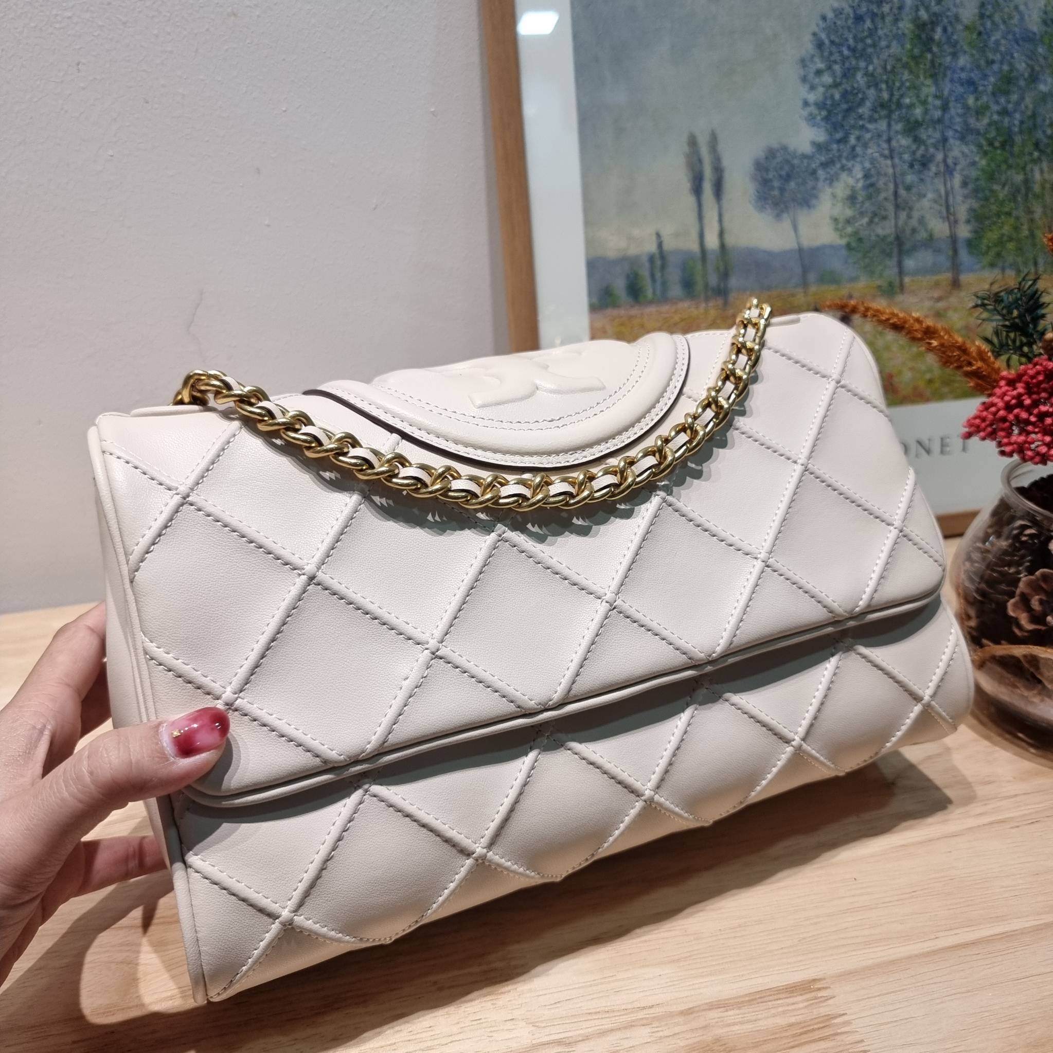 TORY BURCH FLEMING SOFT CONVERTIBLE SHOULDER BAG รุ่นหายาก กับดีไซน์ใหม่ล่าสุด มาพร้อมเสิร์ฟความสวยถึงบ้านไปเลย กับกระเป๋าสะพายไหล่ขนาดกำลังสวย หนังแท้นิ่มเต็มใบ สัมผัสสบายมือ