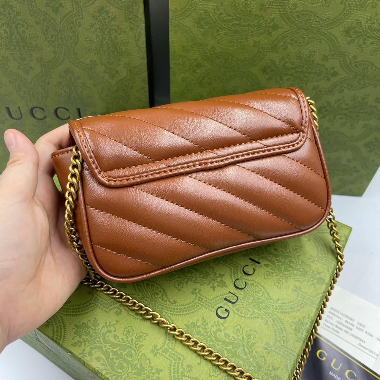หนังแท้ GUCCI GG Marmont matelasse super mini bag / GG Marmont super mini quilted leather shoulder bag กระเป๋าสะพายข้างใบเล็ก น้องมินิ น่ารั๊กมุ้งมิ้ง วัสดุหนังแท้เชฟรอน สายสะพายแบบโซ่ อะไหล่ทองหรูหรา ด้านหน้าประดับโลโก้แบรนด์หรู ทนทาน แข็งแรง น้ำหนักเบา 