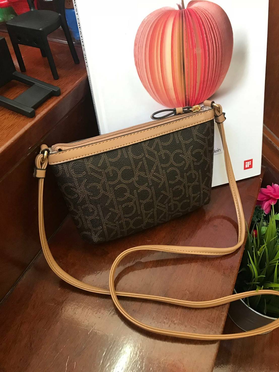 Calvin klein mini crossbodyBag กระเป๋าสะพายทรงครอสบอดี้ มีลายแบรนด์เป็นซิกเนเจอร์รอบใบทั้งภายในและภายนอก เปิดปิดด้วยซิปเดียวใช้งานง่าย ใบมินิน่ารัก ใส่ธนบัตร บัตรต่างๆ เครื่องสำอางค์ของจุกจิกได้ ต้องมีสะพาย นับเป็นตัวเลือกที่น่าสนใจสำหรับคนที่กำลังมองหากร