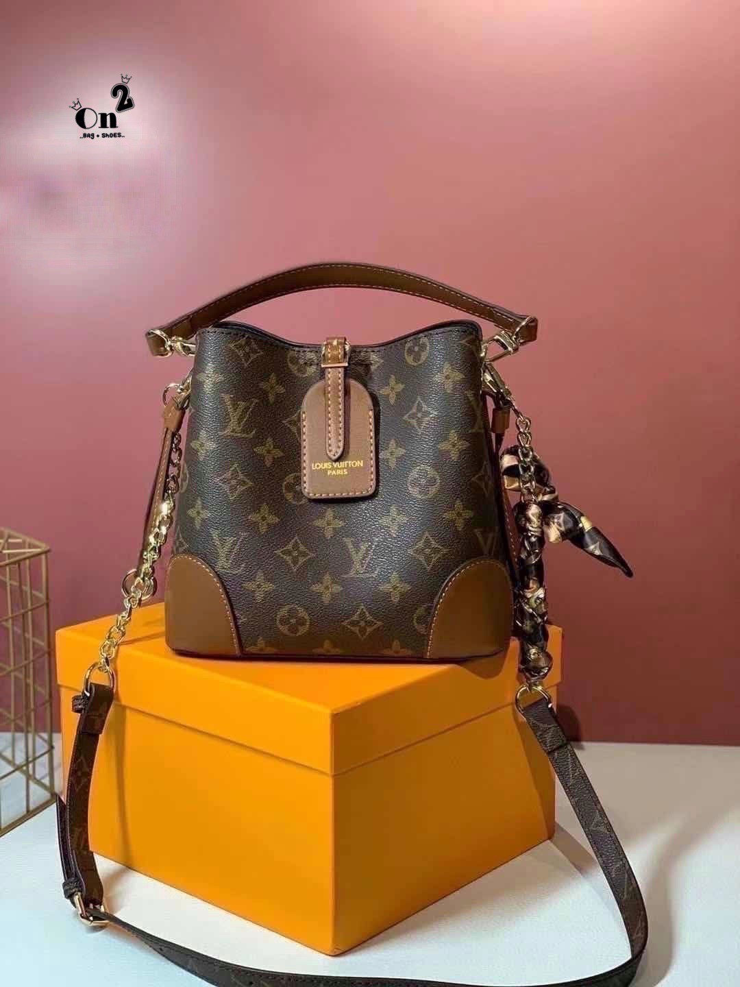 LV NeoNoe Monogram กระเป๋าสะพายทรงหรูหรา มีสไตล์ เป็นเอกลักษณ์ลงตัวสมบูรณ์แบบ จุของได้เยอะมาก ใบจริงสวยมากกกก ได้สวยก่อนใคร ต้องจัดแล้วจ้า พร้อมส่งความสวยที่นี่ ที่เดียว!!