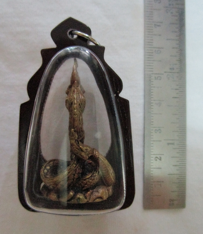 พญานาคองค์ใหญ่เนื้อทองเหลืองเลี่ยมกรอบพร้อมใบคาถาค่ะ