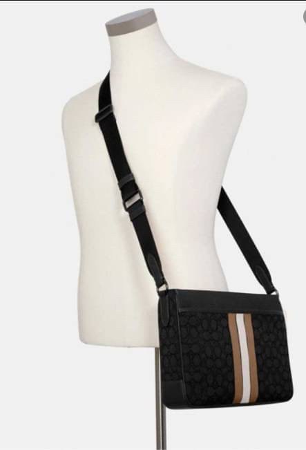 COACH THOMPSON IN SIGNATURE JACQUARD WITH VARSITY STRIPE BAG ((C5291)) พร้อมส่งที่ไทยค่ะ! กระเป๋าใส่เอกสารอเนกประสงค์ สามารถใส่A4ได้ วัสดุJacquardทอลายแบรนด์ ตัดขอบหนังแท้สวยงาม น้ำหนักบาค่ะ ด้านหน้าตัดแทบสีลงมาสวยงาม ช่องหลักเปิดปิดแบบซิป ภายในกว้างใส่สั