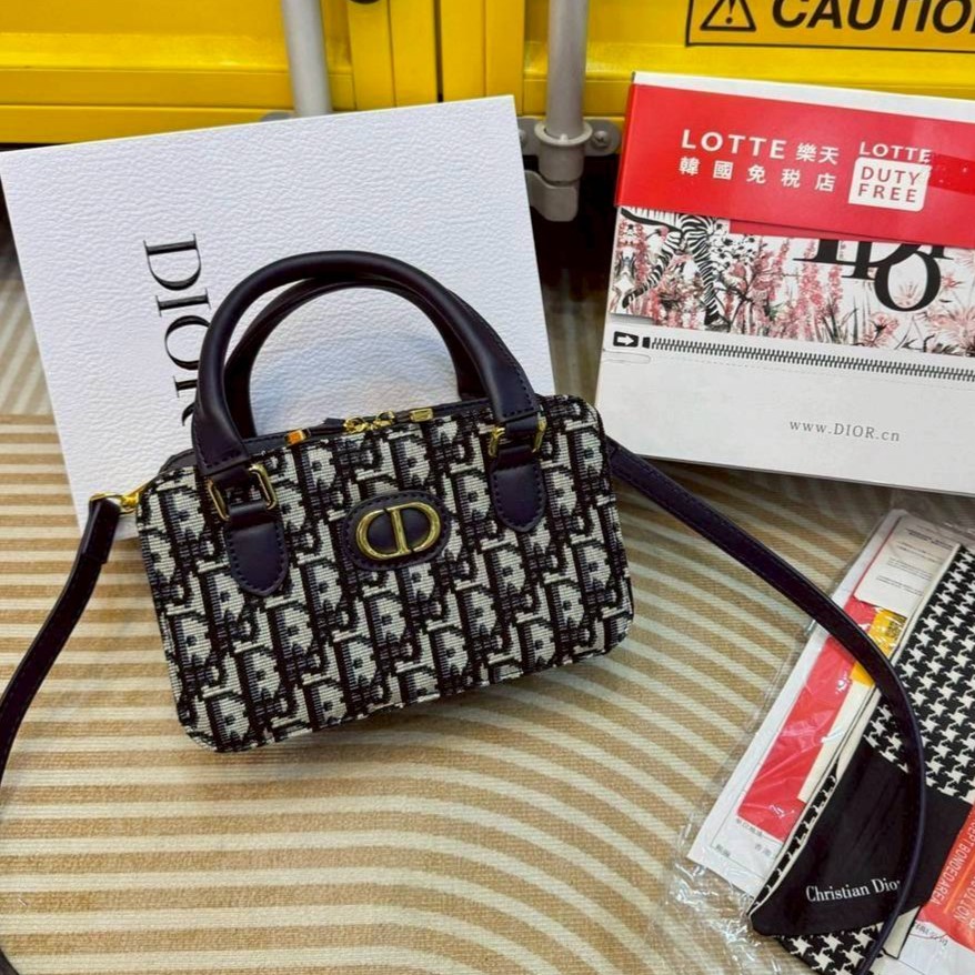 My Dior Mini 30 Montaigne tote bag ใหม่ล่าสุด กับกระเป๋าสะพายโฮโบมินิทรงโท้ท ที่ไม่ได้เล็กอย่างที่คิด เพราะใบนี้สามารถใส่ของสำคัญได้ครบ ดีไซน์สวยคลาสสิค