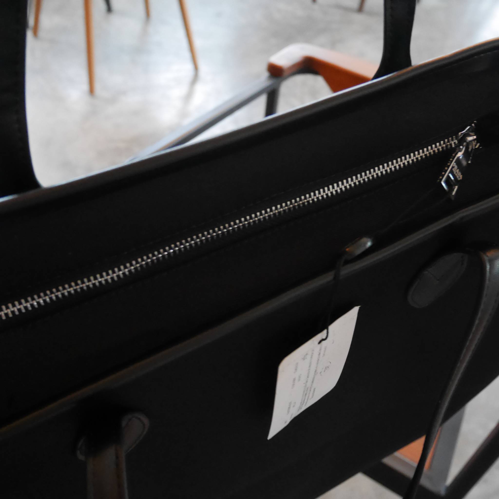 ใบใหญ่ที่สุดในสต้อคไปเลยค้าาา 😲😲 คุ้มจุใจสาวๆค้า ใบนี้ Must Have item! กระเป๋าสะพายทรง TOTE ใบใหญ่ จากพรีเมี่ยมกิ้ฟท์เคาเตอร์แบรนด์ PRADA เปิดปิดด้วยซิป สะพายไหล่ได้ ไม่ติด จุคุ้มมากสุดๆค่ะ ใส่เสื้อผ้า 1-2 วันได้สบาย ด้านข้างสามารถปรับได้ส