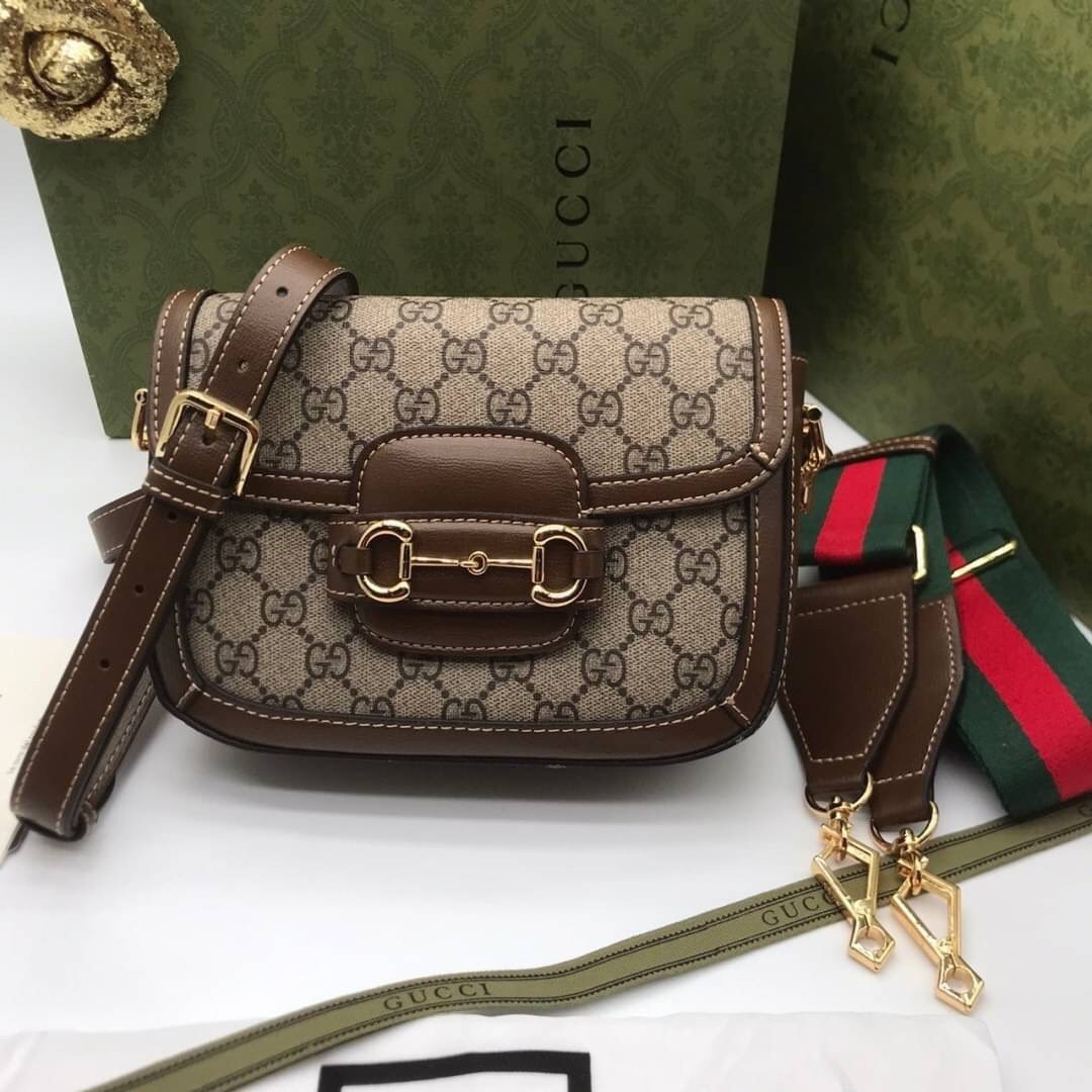 VIP GIFT 】หนังแท้ GUCCI Horsebit 1955 mini bag GG Supreme canvas ที่สุดของรุ่นที่ฮอตหนักมาก คอลเลคชั่นที่ยอดขายดีตั้งแต่วันแรกที่ลง shop ด้วยรูปทรงที่กะทัดรัด ตอบโจทย์ได้ทุกลุค ทุกไลฟ์สไตล์ ใช้งานได้ง่ายคล่องตัว เรียกได้ว่าใครไม่มีได้ยังไง สวยขนาดนี้!!