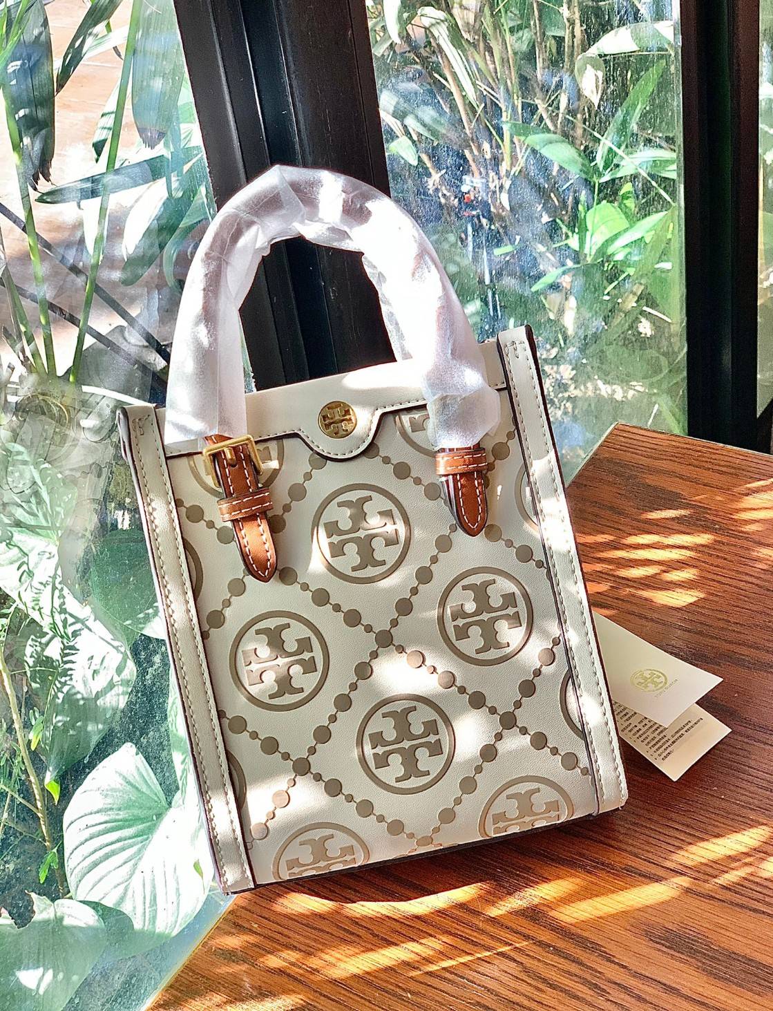 สีใหม่ล่าสุด ผู้ดีมาเลยยจ้าา จำนวนจำกัด! TORY BURCH T MONOGRAM CONTRAST EMBOSSED MINI TOTE 🥂พร้อมส่ง มาอัพลุคให้ดูดีไปพร้อมๆกัน กับกระเป๋าทรงTote ที่ไม่ว่าวันไหนๆ ใบนี้เอาอยู่เลยค่ะ