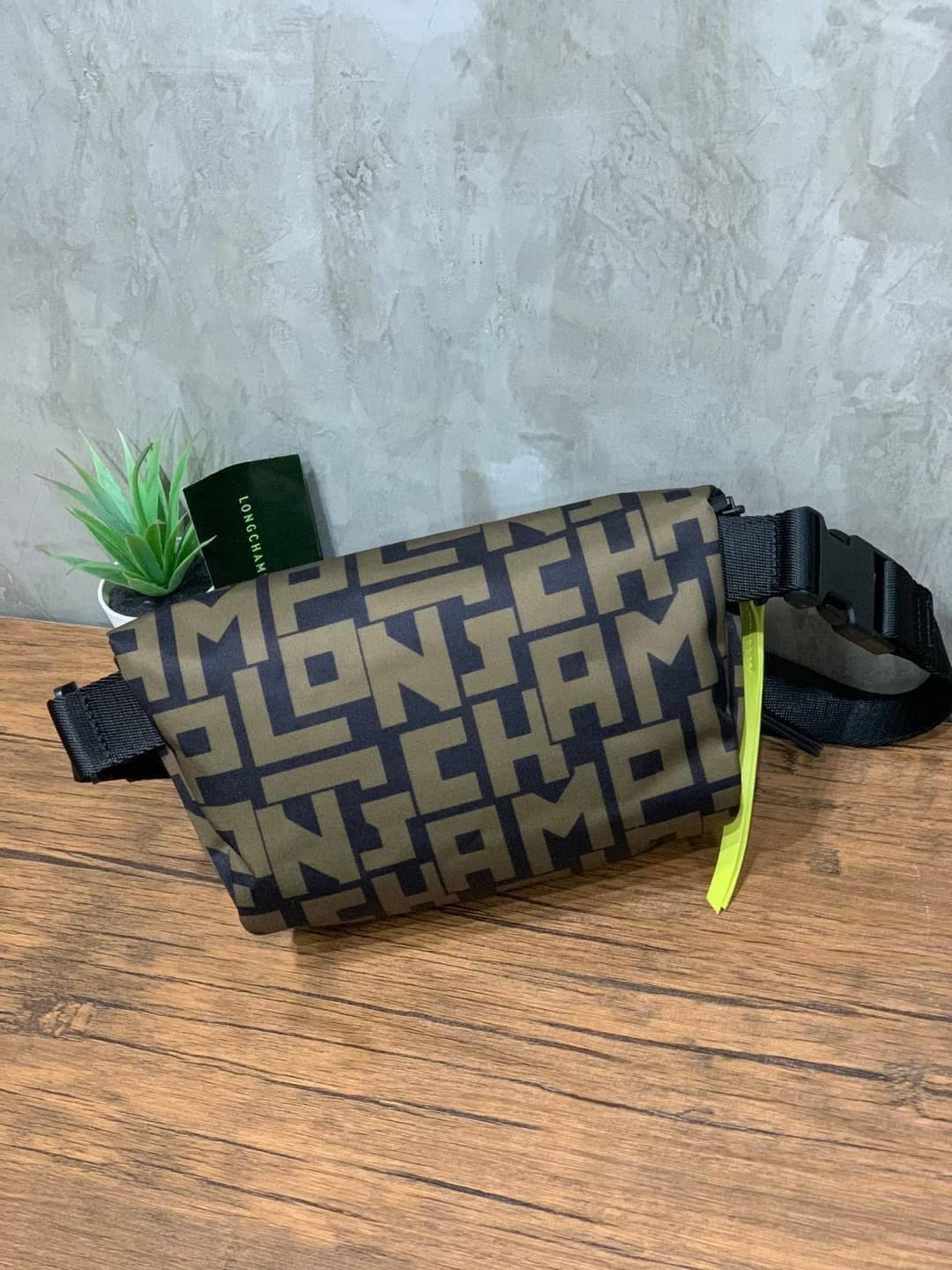 LONGCHAMP LE PLIAGE LGP BELT BAG M เท่ห์อย่างมีสไตล์กระเป๋าทรงคาดอกและคาดเอวดีไซน์แนวสปอร์ต เพิ่มความโดดเด่นทันสมัยด้วยลายซิกเนเจอร์